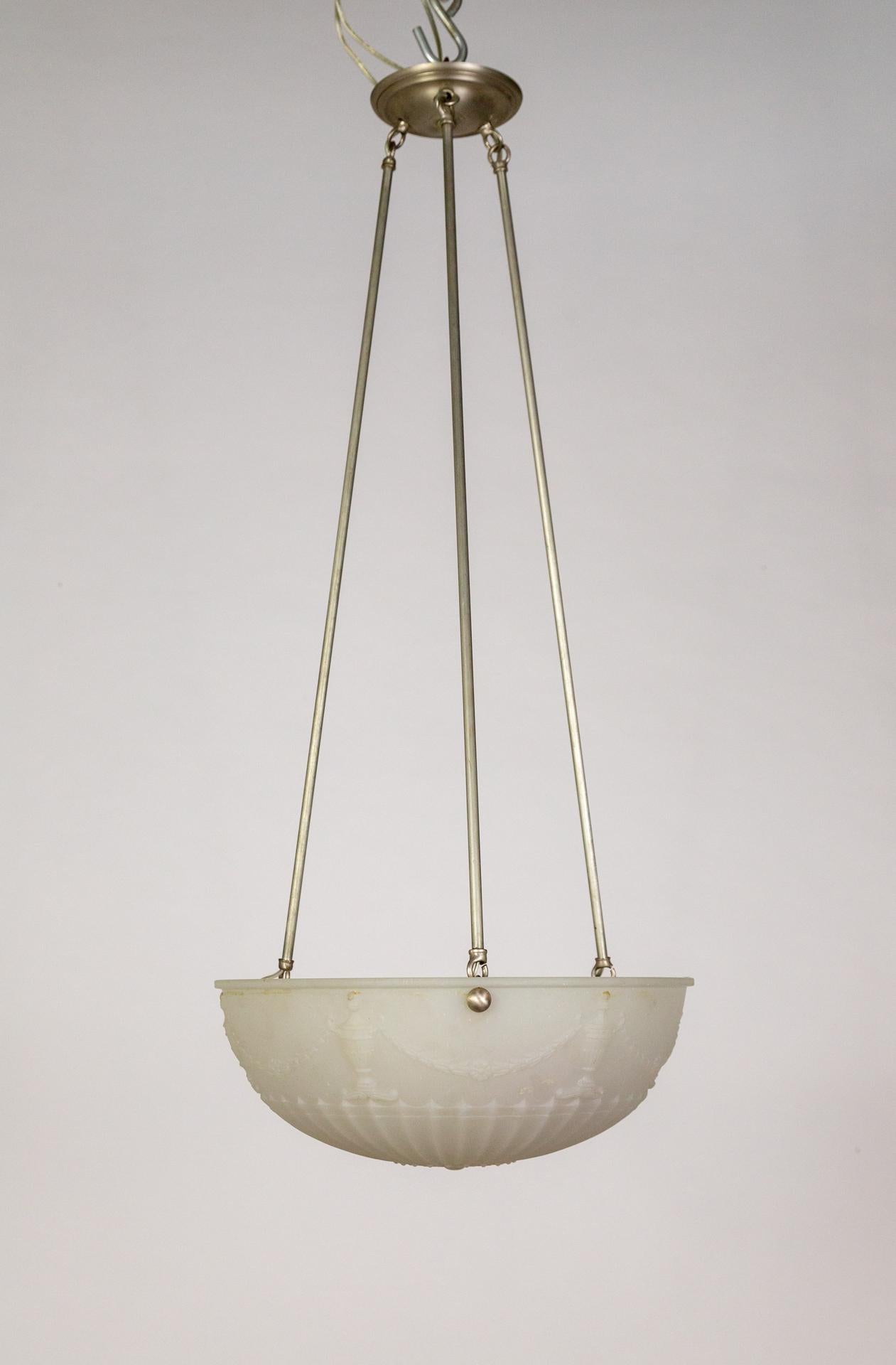20ième siècle Lampe suspendue en verre blanc dépoli avec moulure néoclassique en vente