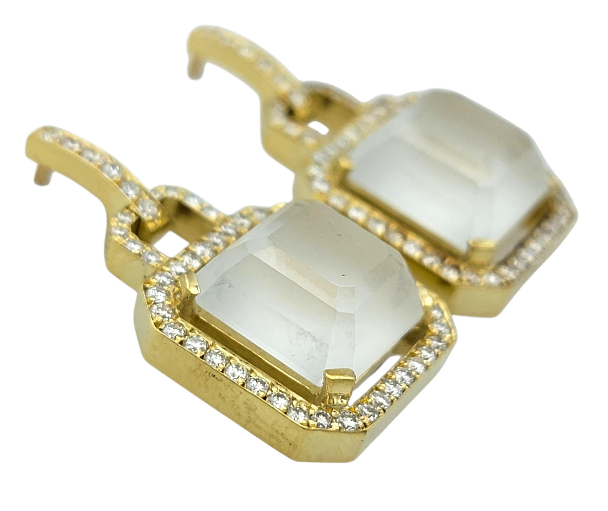 Ohrringe aus 18 Karat Gelbgold mit mattiertem weißen Topas und Diamant-Halo (Zeitgenössisch) im Angebot