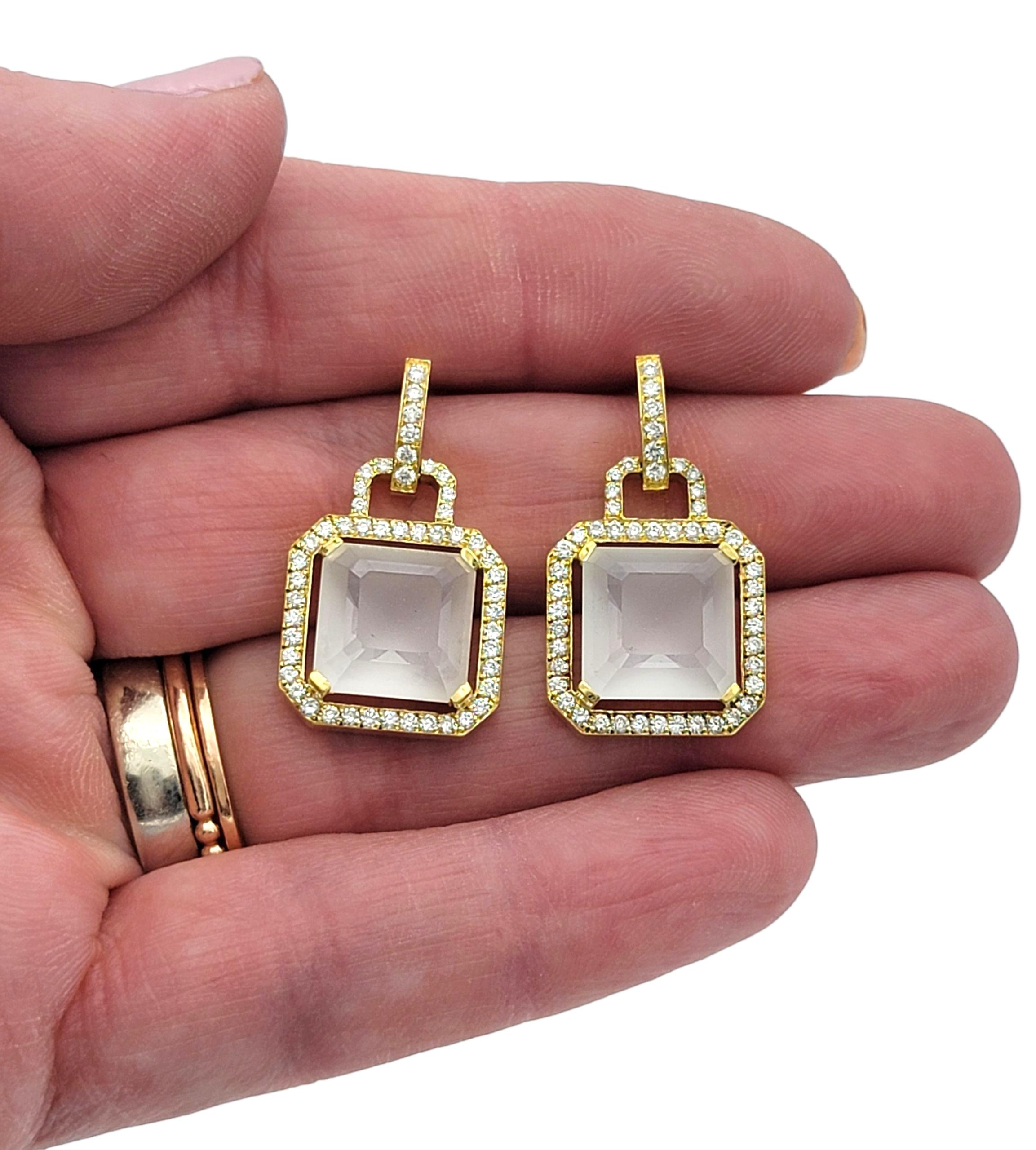 Ohrringe aus 18 Karat Gelbgold mit mattiertem weißen Topas und Diamant-Halo im Angebot 1