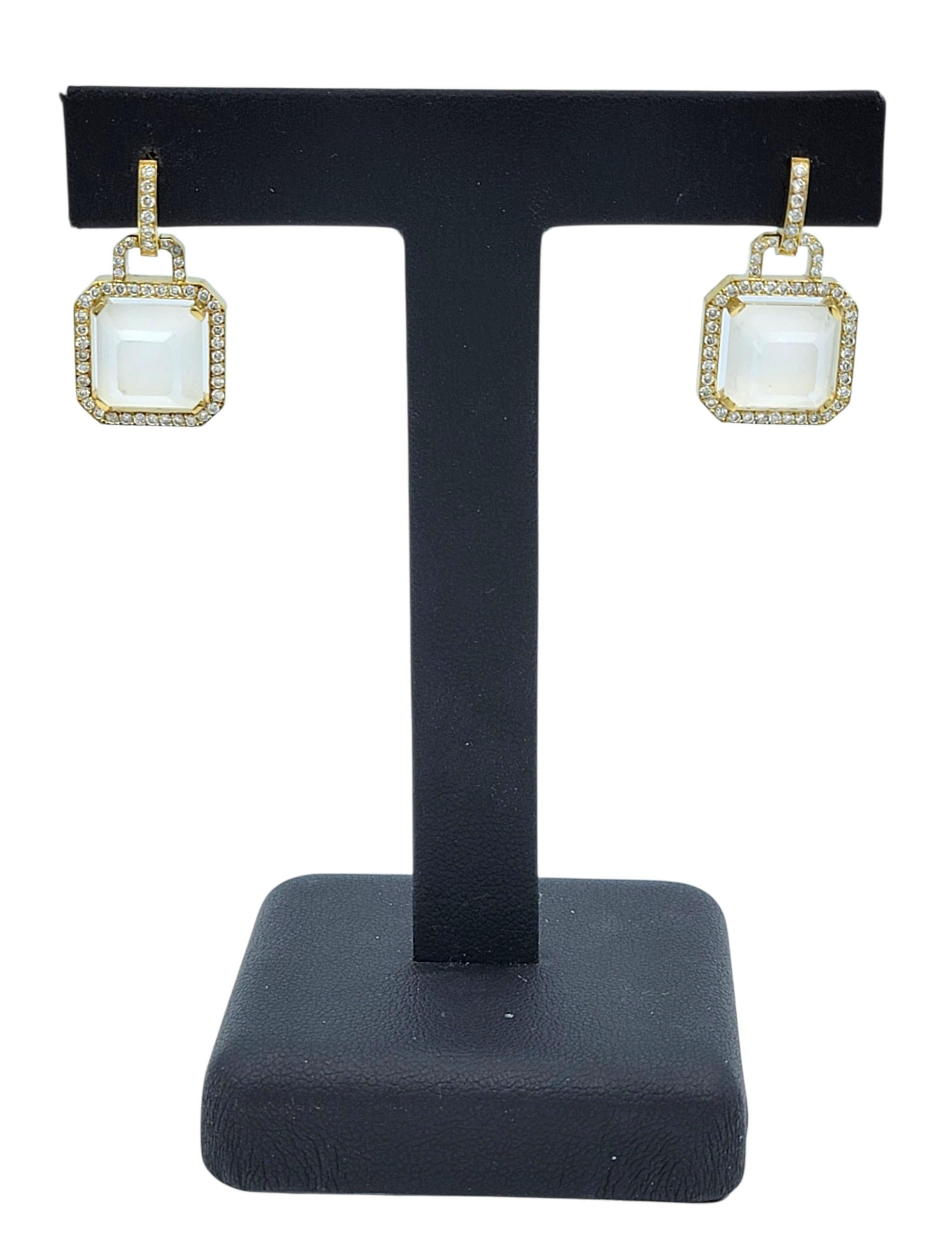 Ohrringe aus 18 Karat Gelbgold mit mattiertem weißen Topas und Diamant-Halo im Angebot 3
