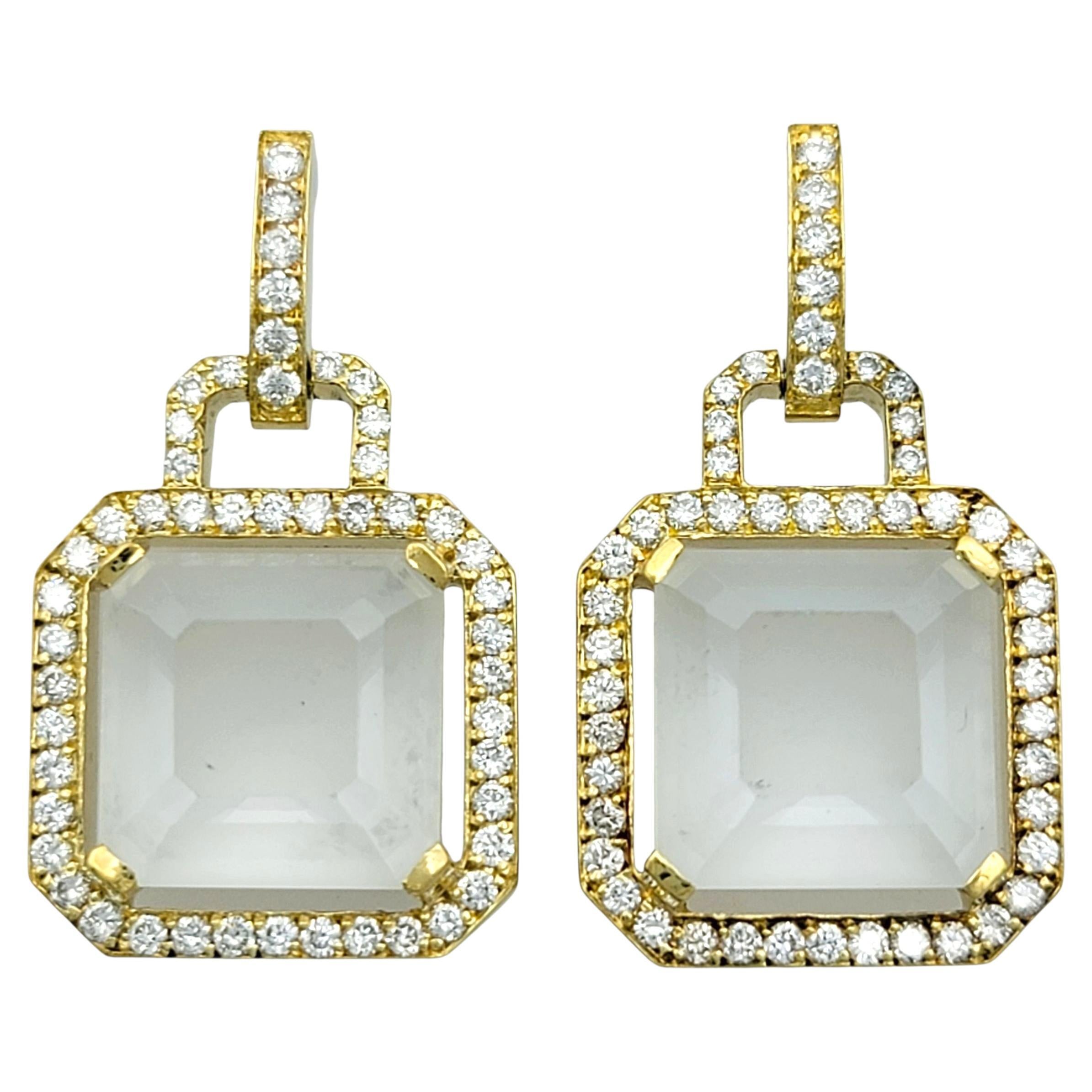 Ohrringe aus 18 Karat Gelbgold mit mattiertem weißen Topas und Diamant-Halo im Angebot