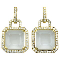 Pendientes Colgantes de Topacio Blanco Esmerilado y Halo de Diamantes en Oro Amarillo de 18 Kilates