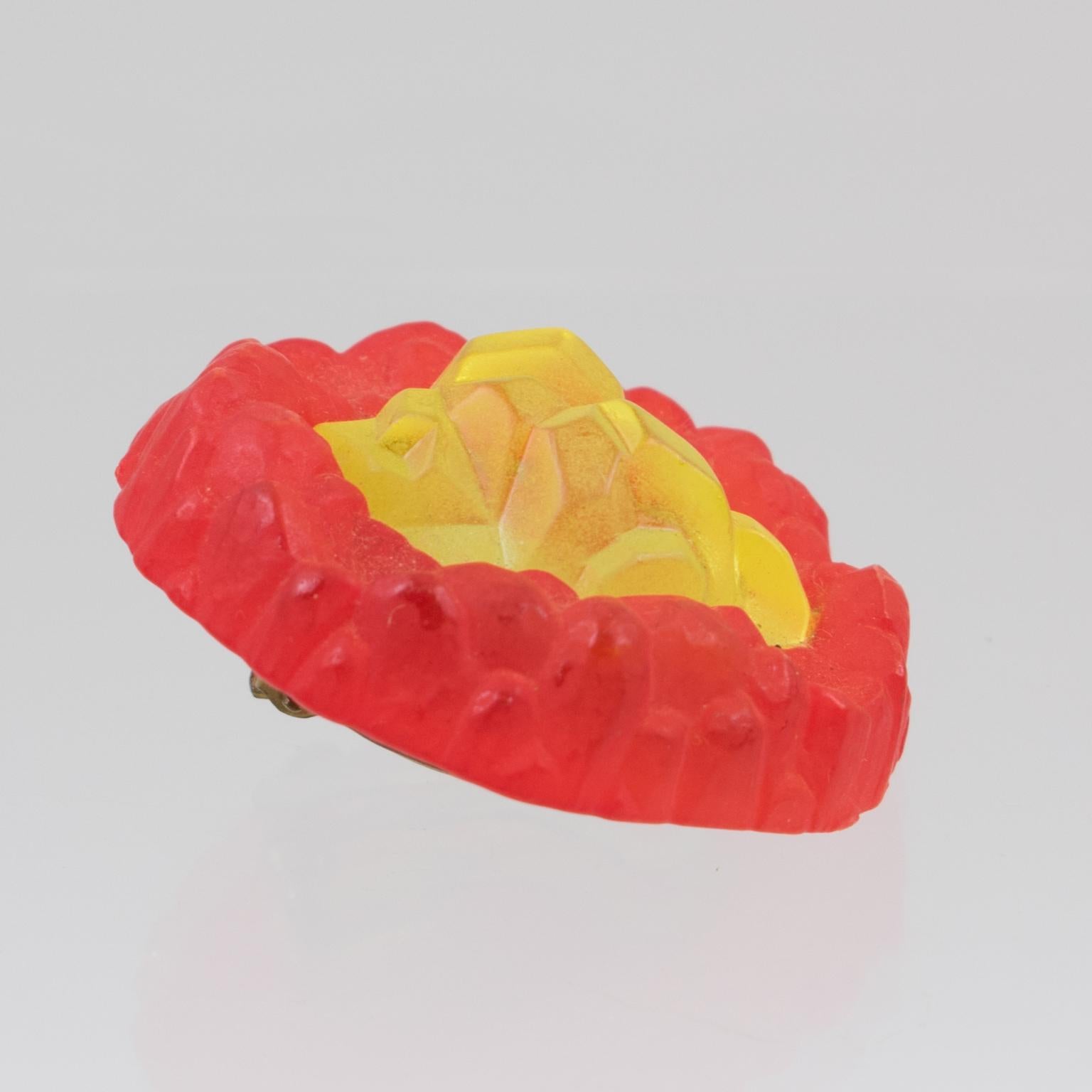 Frosted Yellow and Red Rock Lucite Clip Ohrringe für Damen oder Herren im Angebot