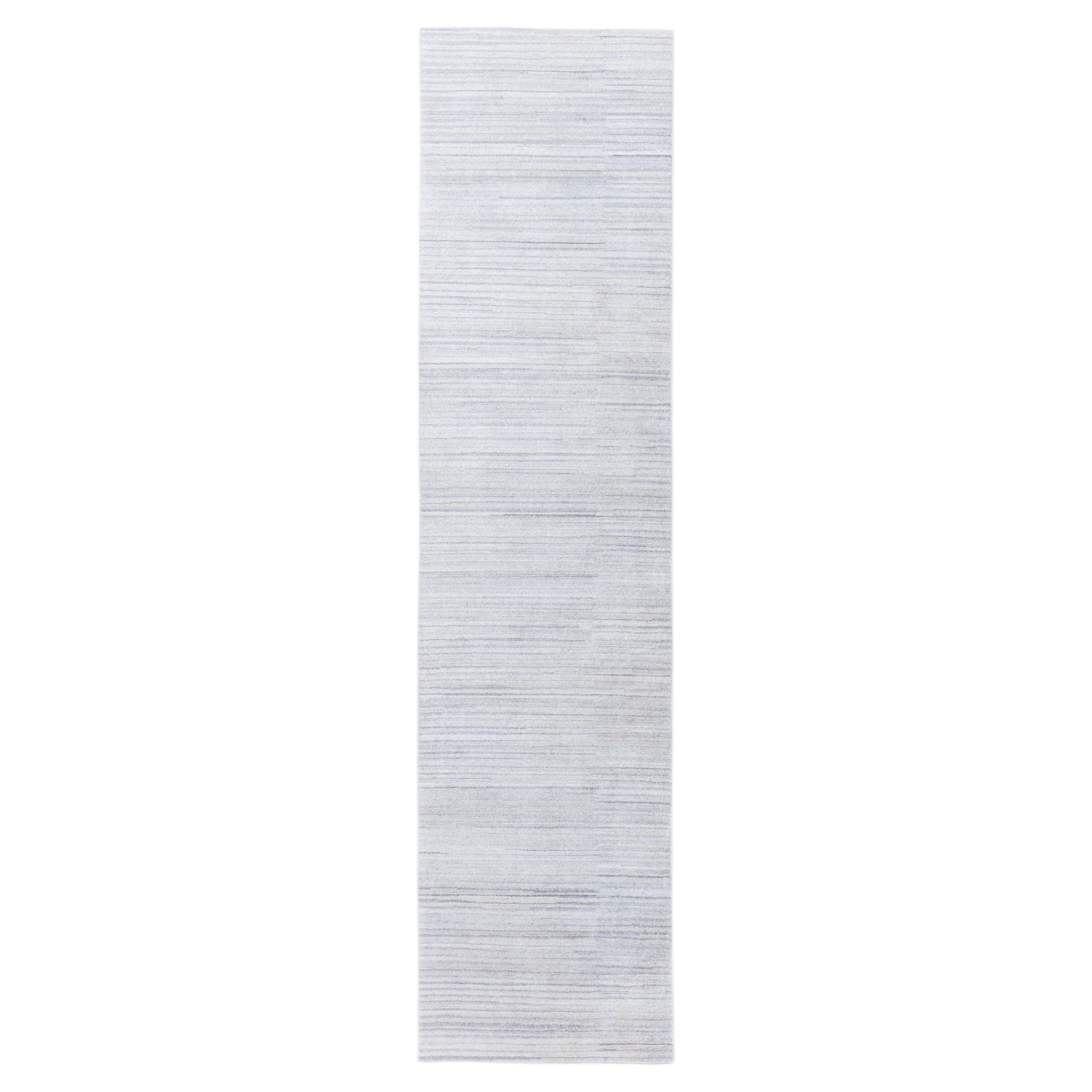 « Frostfall » : chemin de table moderne gris clair uni, fabriqué à la main par Doris Leslie Blau