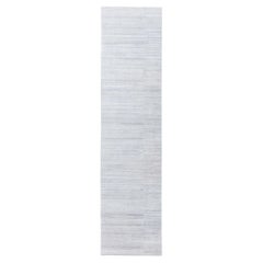« Frostfall » : chemin de table moderne gris clair uni, fabriqué à la main par Doris Leslie Blau