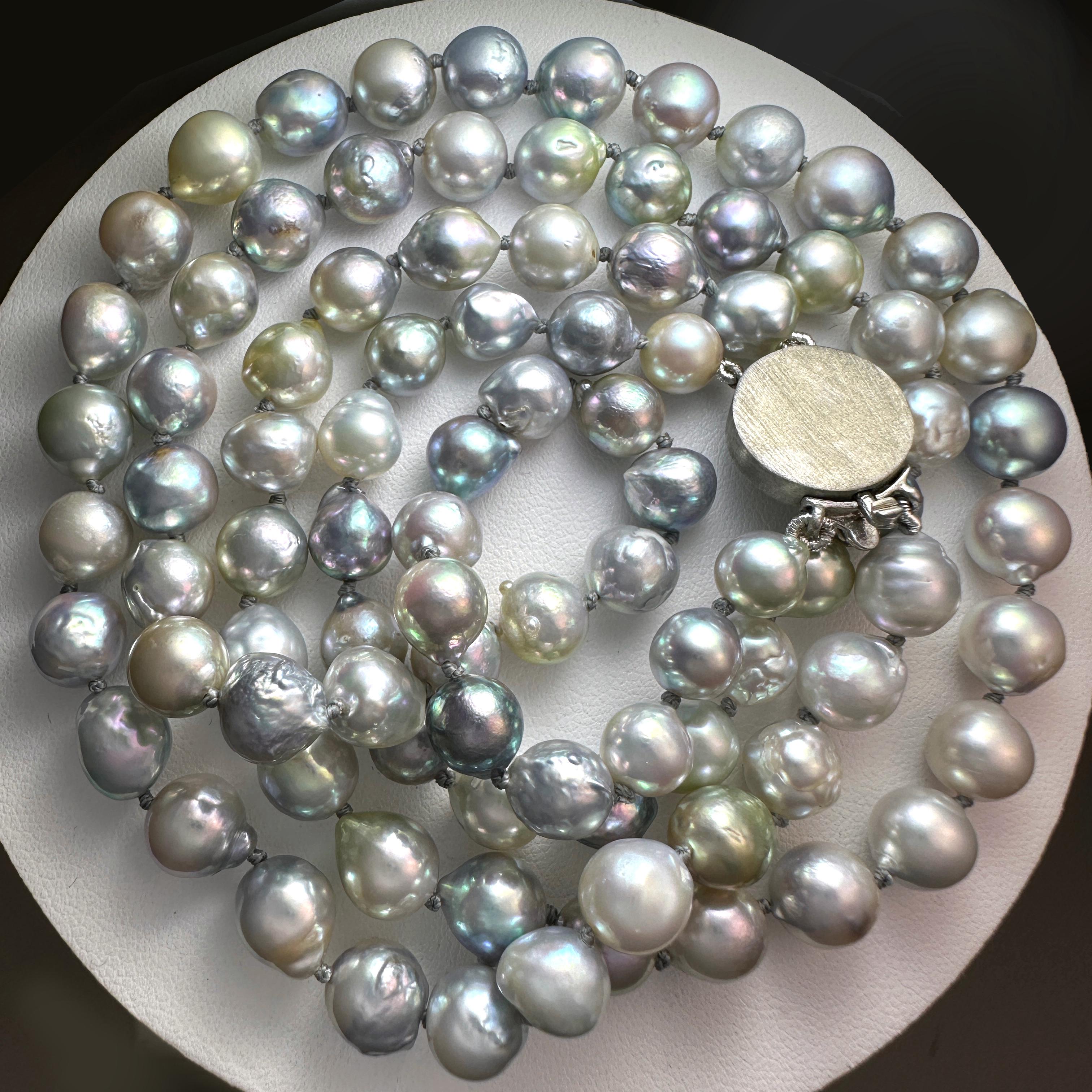 Contemporain Collier à deux rangs de perles Akoya baroques dépolies de 17 pouces avec fermoir vintage en or en vente