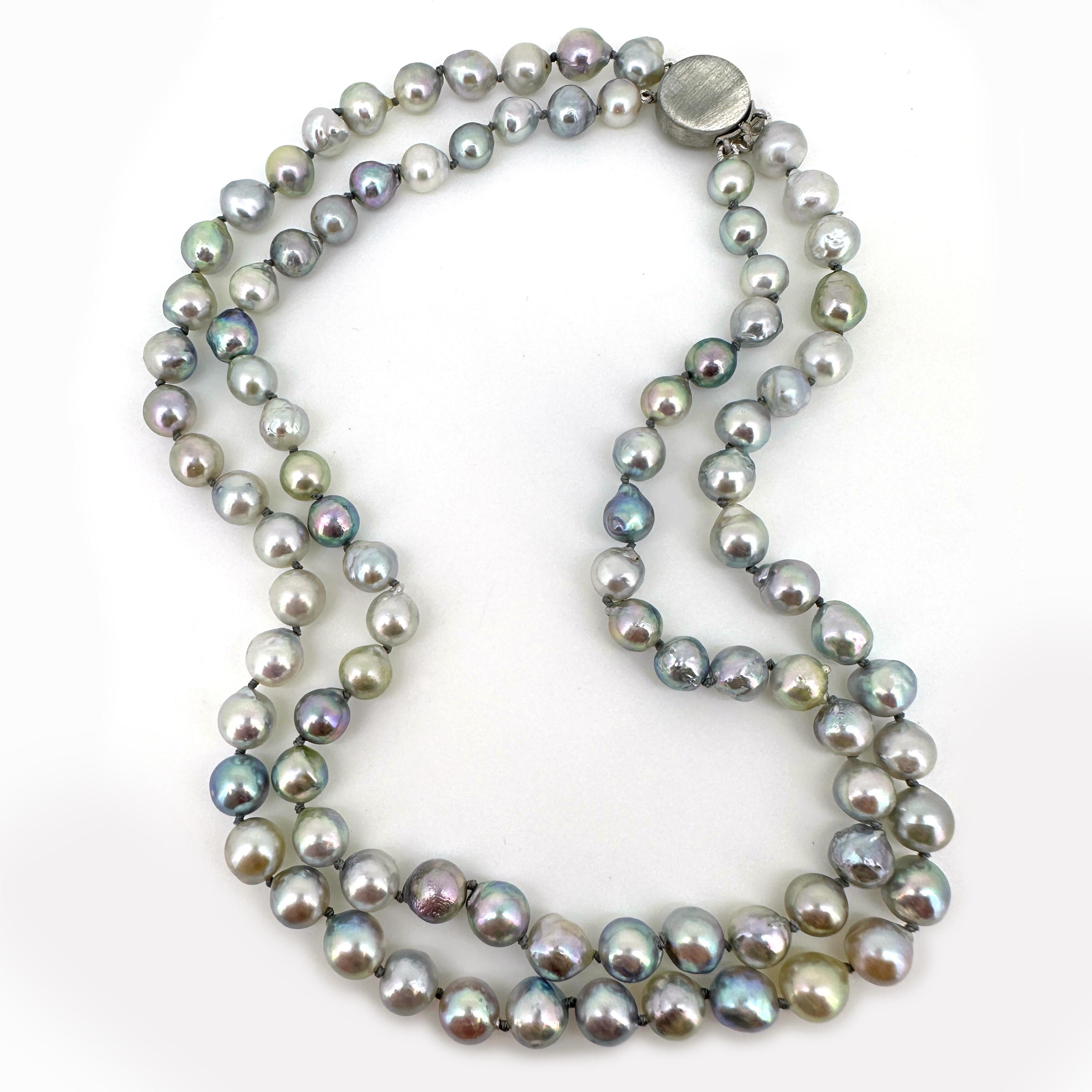 Non taillé Collier à deux rangs de perles Akoya baroques dépolies de 17 pouces avec fermoir vintage en or en vente