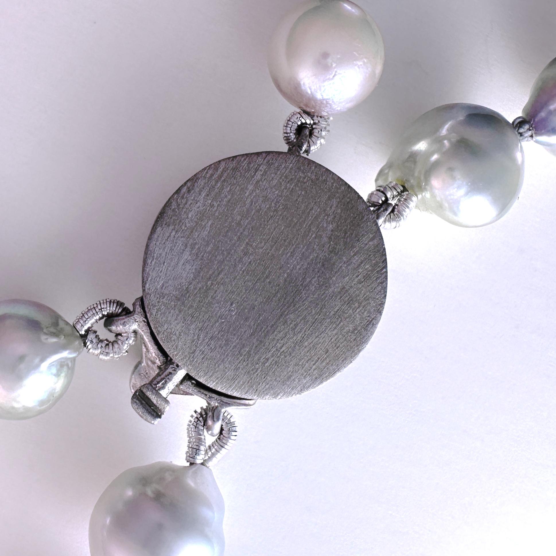 Collier à deux rangs de perles Akoya baroques dépolies de 17 pouces avec fermoir vintage en or en vente 3