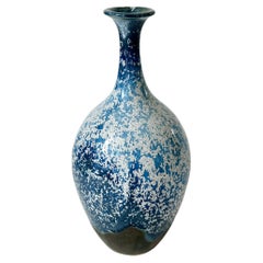 Vase à col roulé bleu givré n° 6 de Dana Chieco