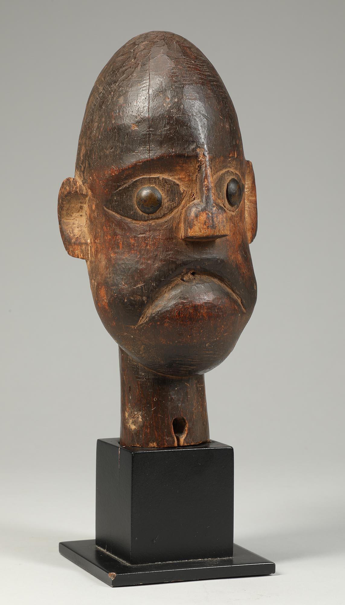 Kubistischer Ibibio-Puppenkopf Messingaugen Nigeria Anfang des 20. Jahrhunderts strenger Blick Stand (Stammeskunst) im Angebot