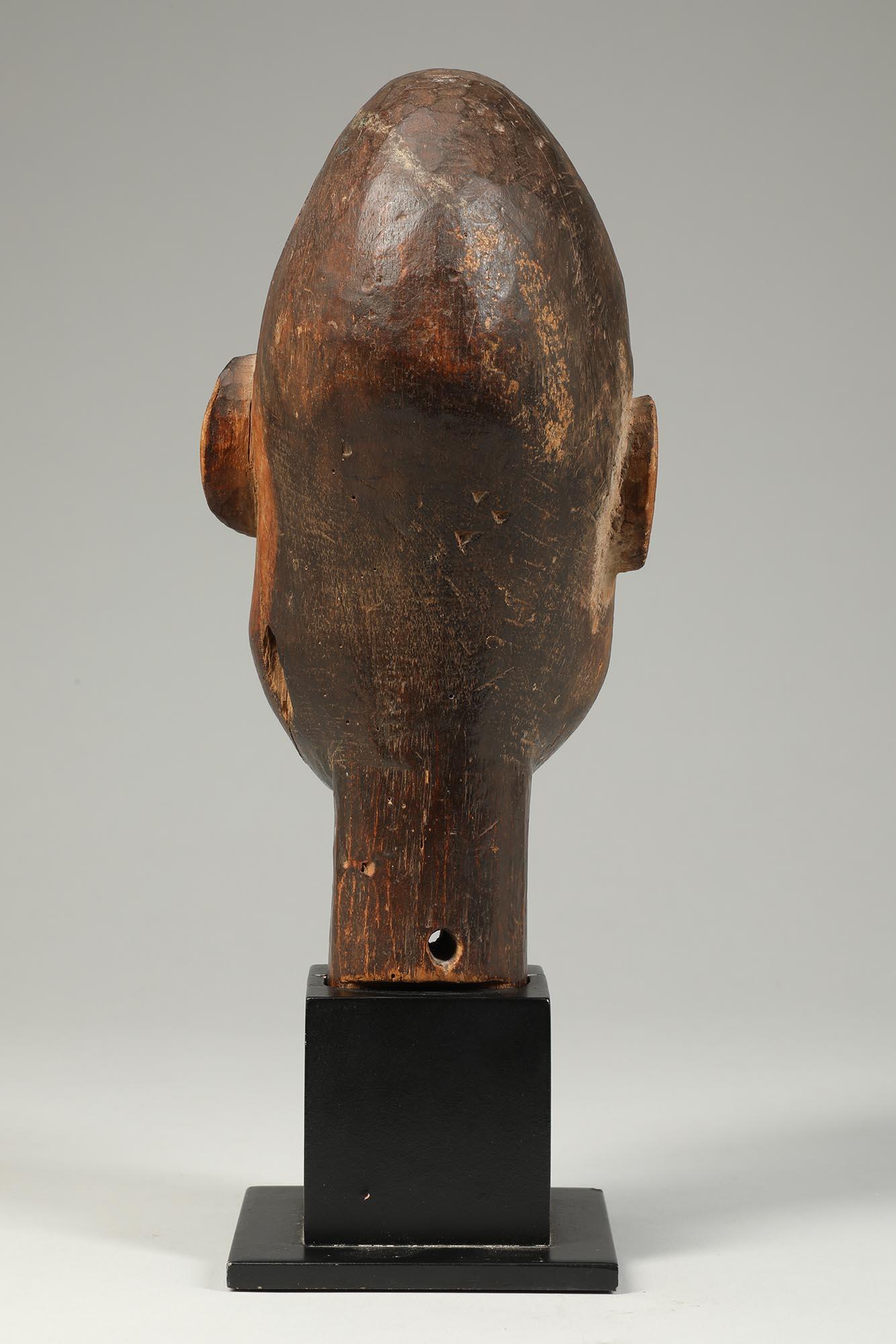 Kubistischer Ibibio-Puppenkopf Messingaugen Nigeria Anfang des 20. Jahrhunderts strenger Blick Stand (Holz) im Angebot