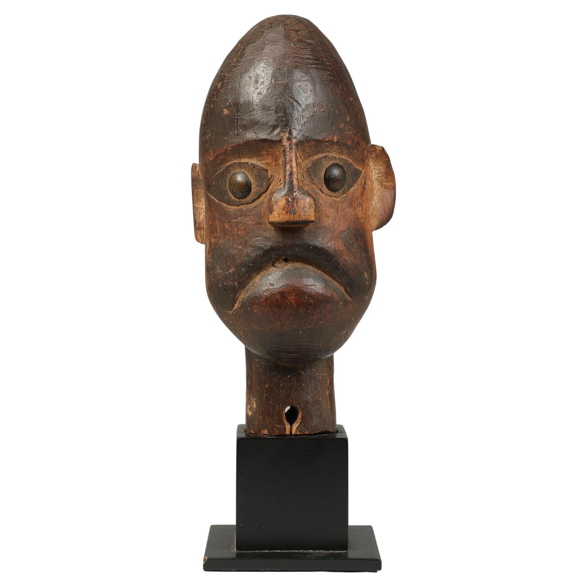 Tête de marionnette cubiste Ibibio yeux en laiton Nigéria début 20ème siècle Stand de regard en poupe en vente