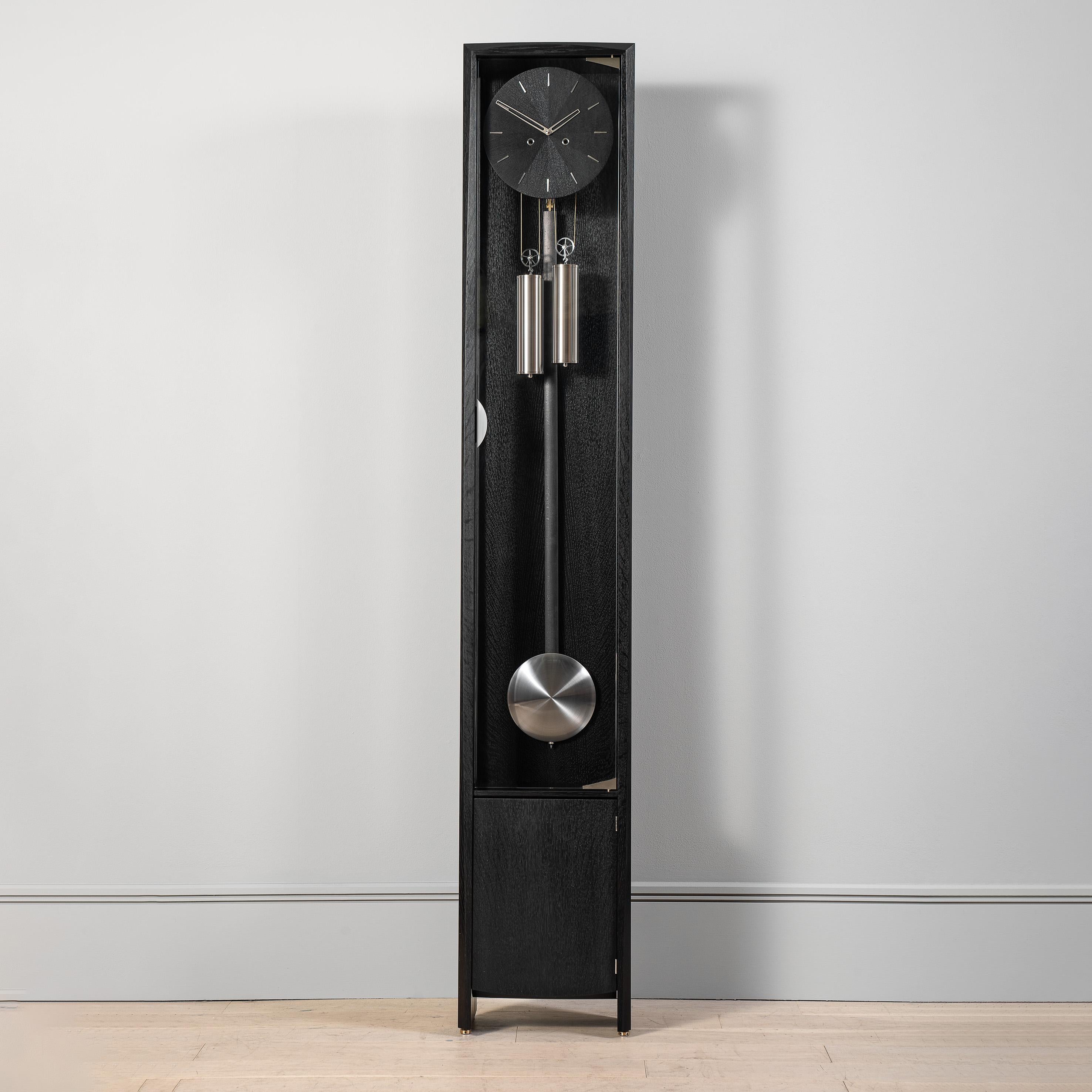 L'horloge Froxfield en chêne noir.
Une horloge de sol unique en édition limitée, créée par le designer de Comitti Edmund Barker à partir de bois sélectionnés et d'un style contemporain. Le design s'inspire de l'époque où il était apprenti dans le
