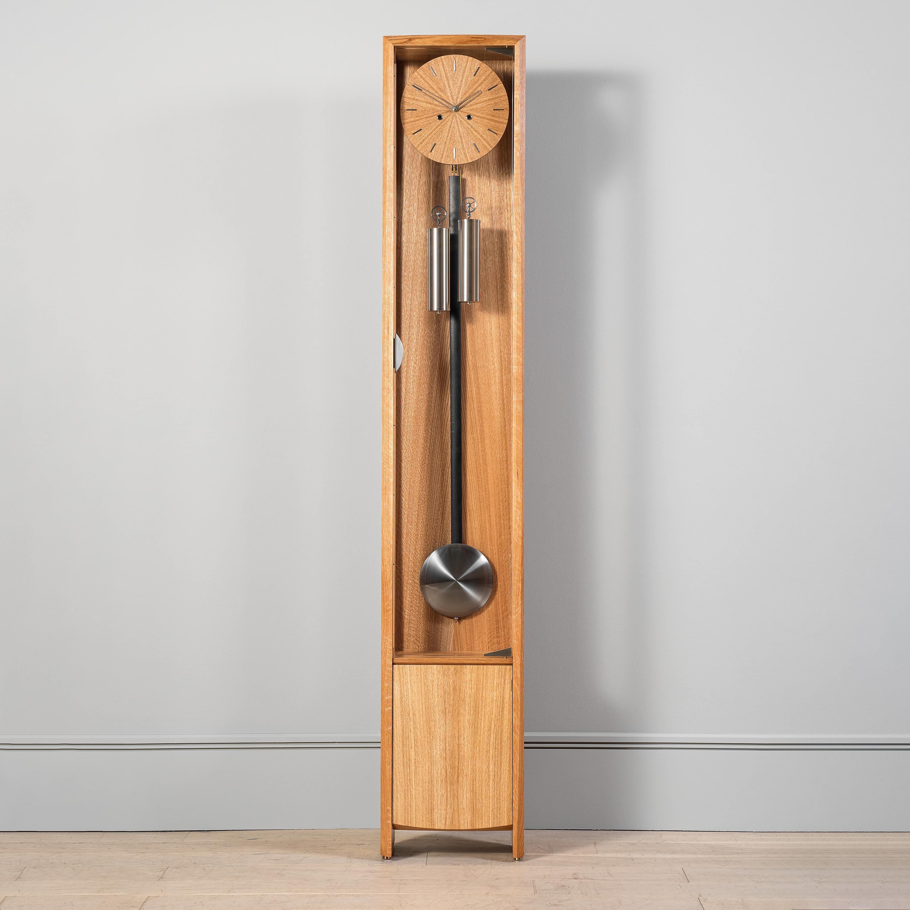 L'horloge Froxfield en chêne naturel.
Une horloge de sol unique en édition limitée, créée par le designer de Comitti Edmund Barker à partir de bois sélectionnés et d'un style contemporain. Le design s'inspire de l'époque où il était apprenti dans le
