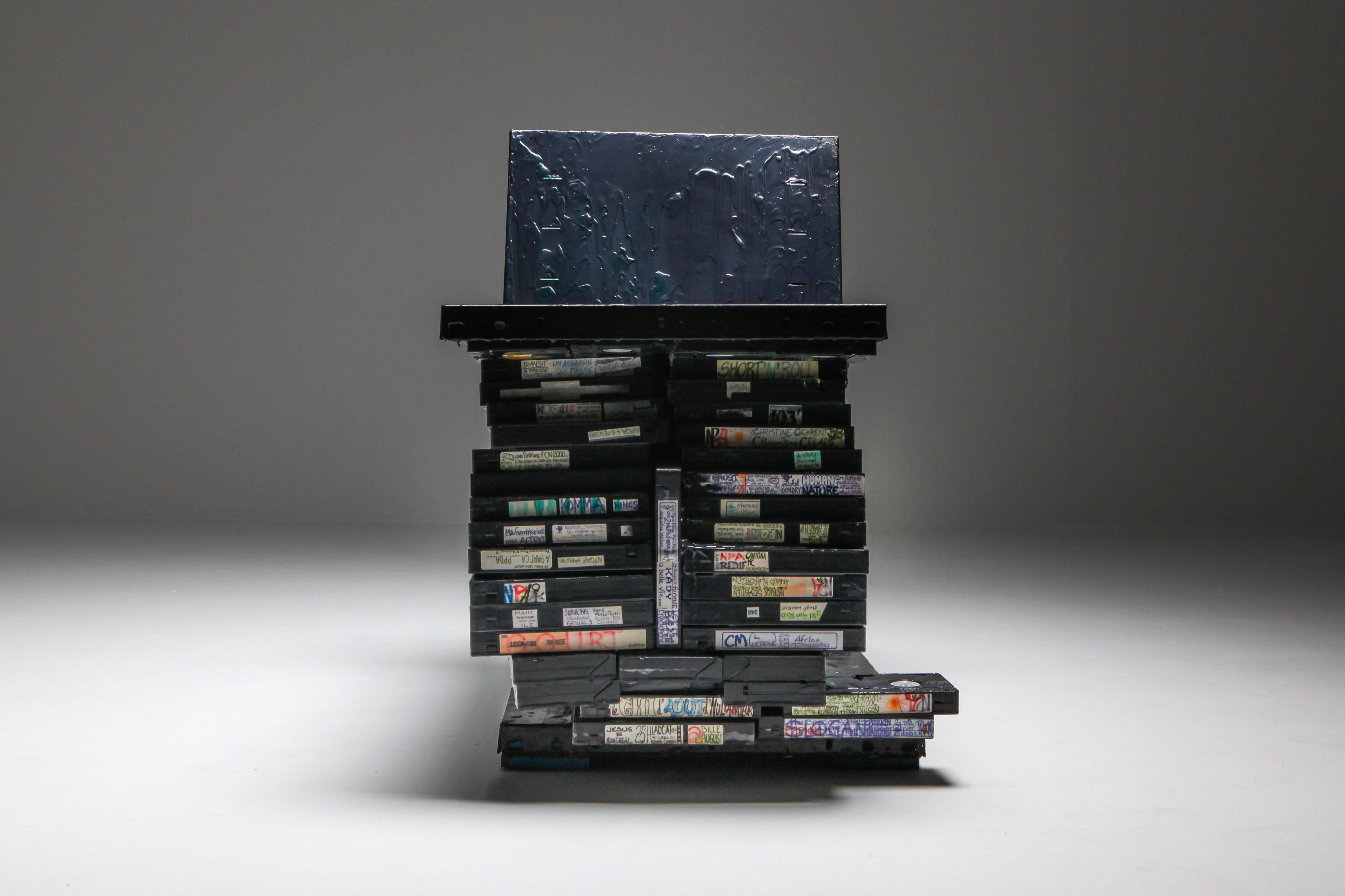 Belge chaise longue à cassette vidéo d'assemblage 'Frozen Culture':: Lionel Jadot:: 2020 en vente