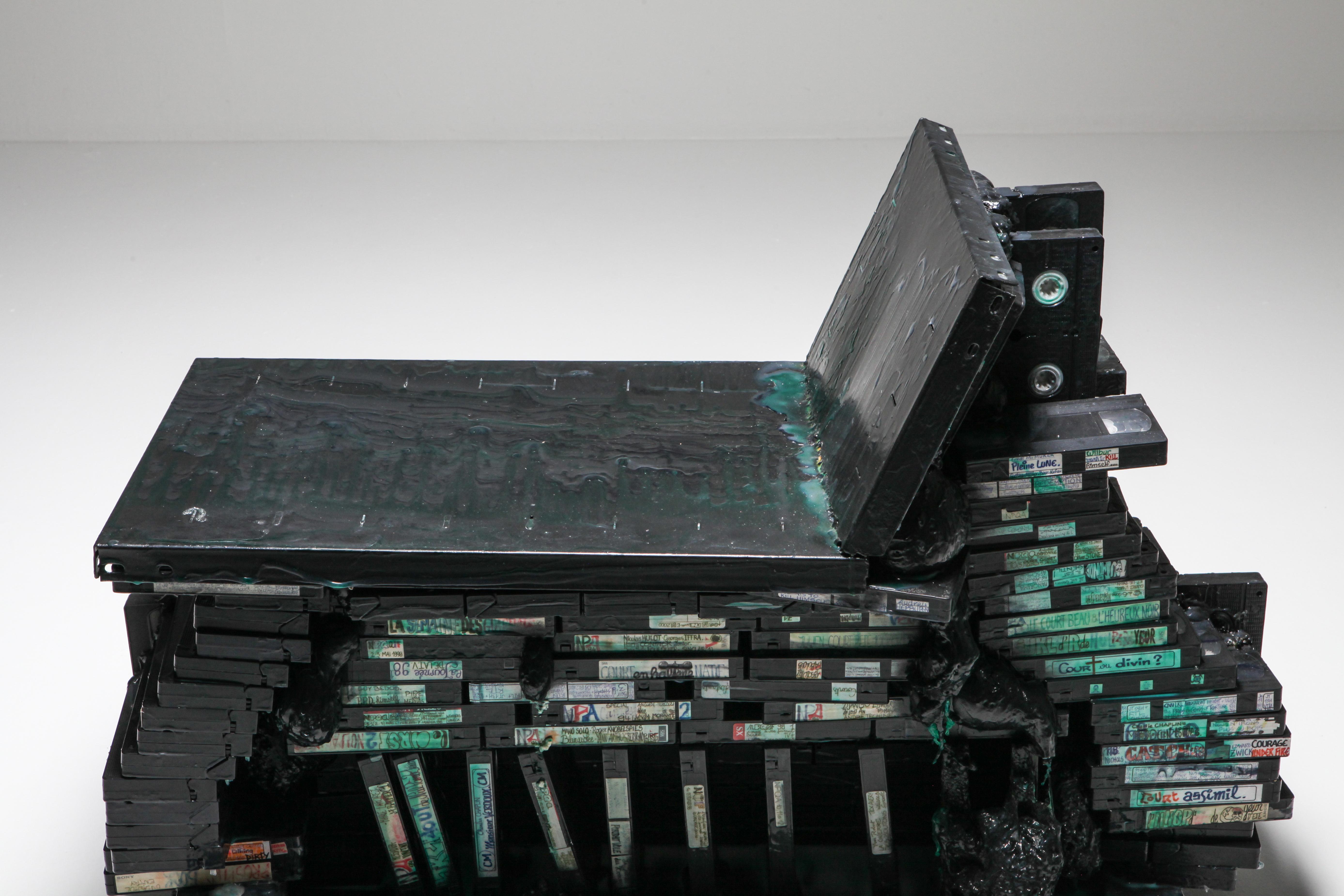 chaise longue à cassette vidéo d'assemblage 'Frozen Culture':: Lionel Jadot:: 2020 2