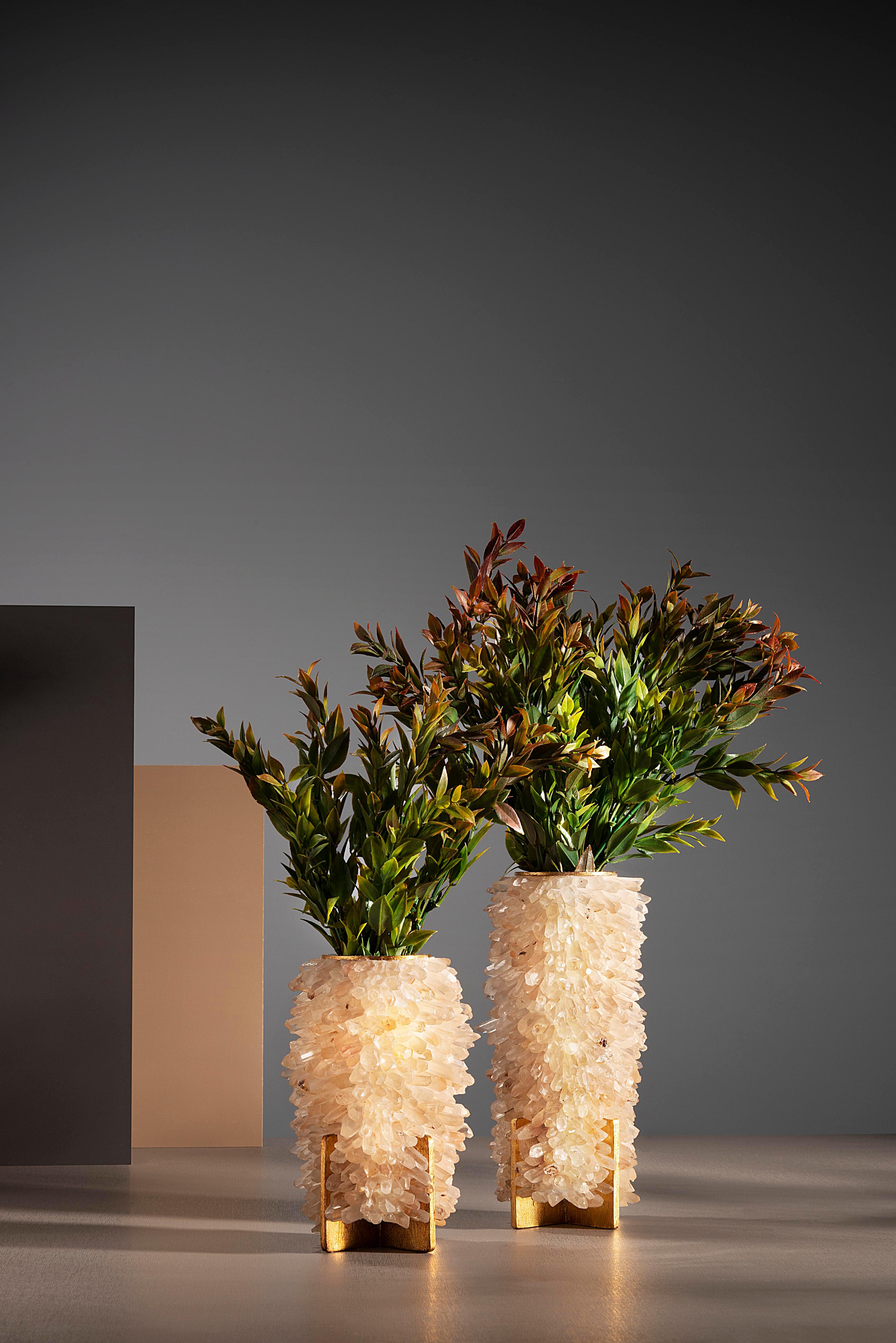 Petit vase et bougeoir, petites pointes de quartz par Aver 
Dimensions : D 11 x H 18 cm
MATERIAL : Quartz, acier, chlorure de polyvinyle, résine.
 