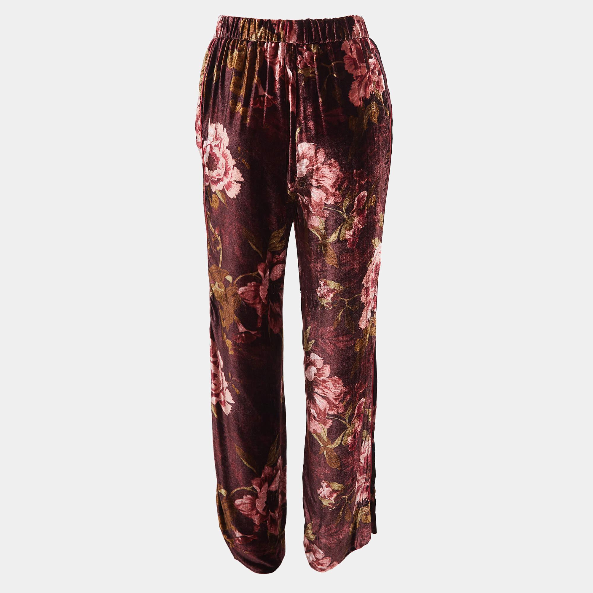 Diese F.R.S.-Hose für unruhige Schläfer besticht durch ihren burgunderroten Blumendruck auf luxuriösem Samt. Mit ihrer entspannten  weiter Beinschnitt  Sie bieten sowohl Eleganz als auch Komfort. Perfekt für einen stilvollen Abend oder ein schickes