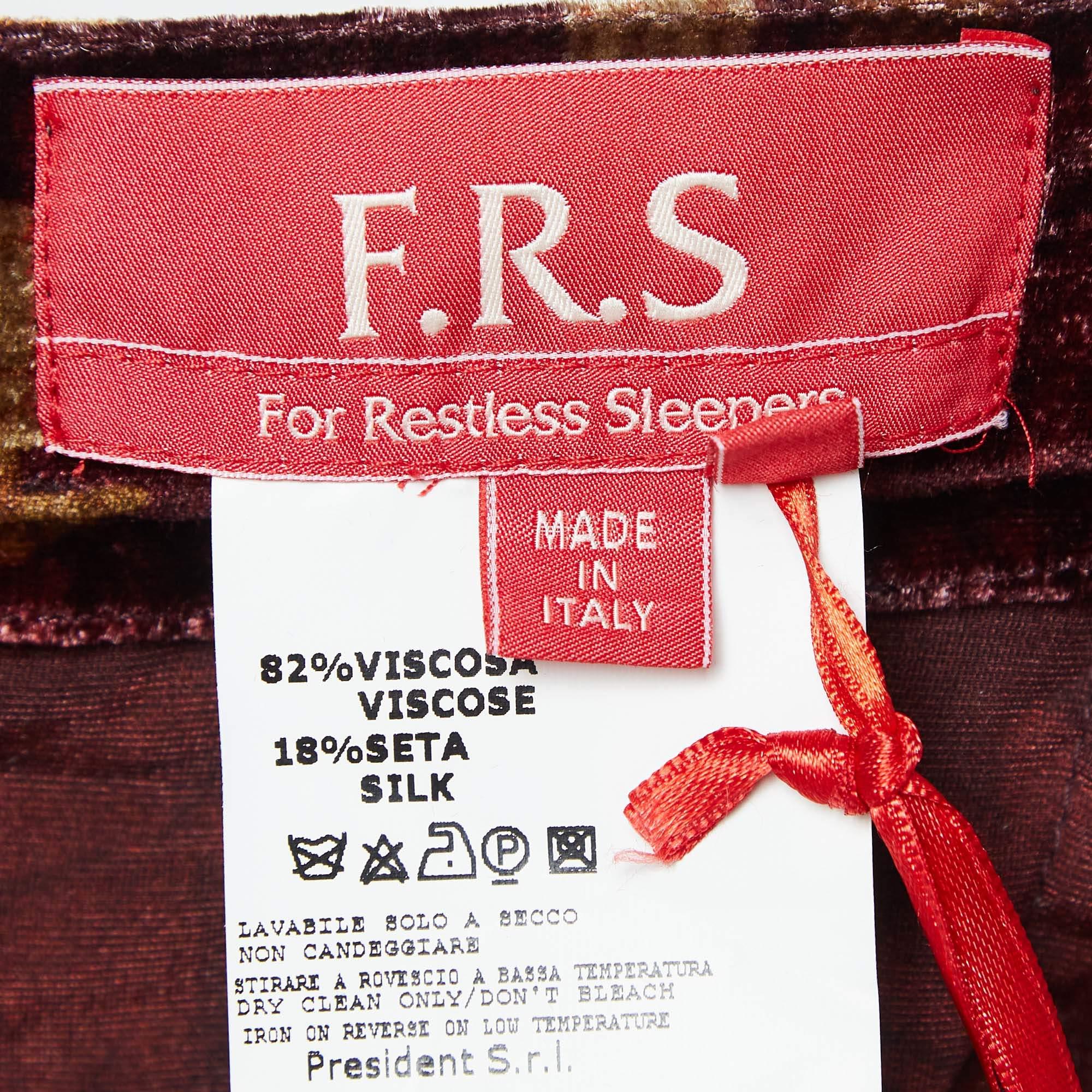 F.R.S für Restless Sleepers Burgunderfarbene Samthose mit Blumendruck M im Zustand „Neu“ im Angebot in Dubai, Al Qouz 2