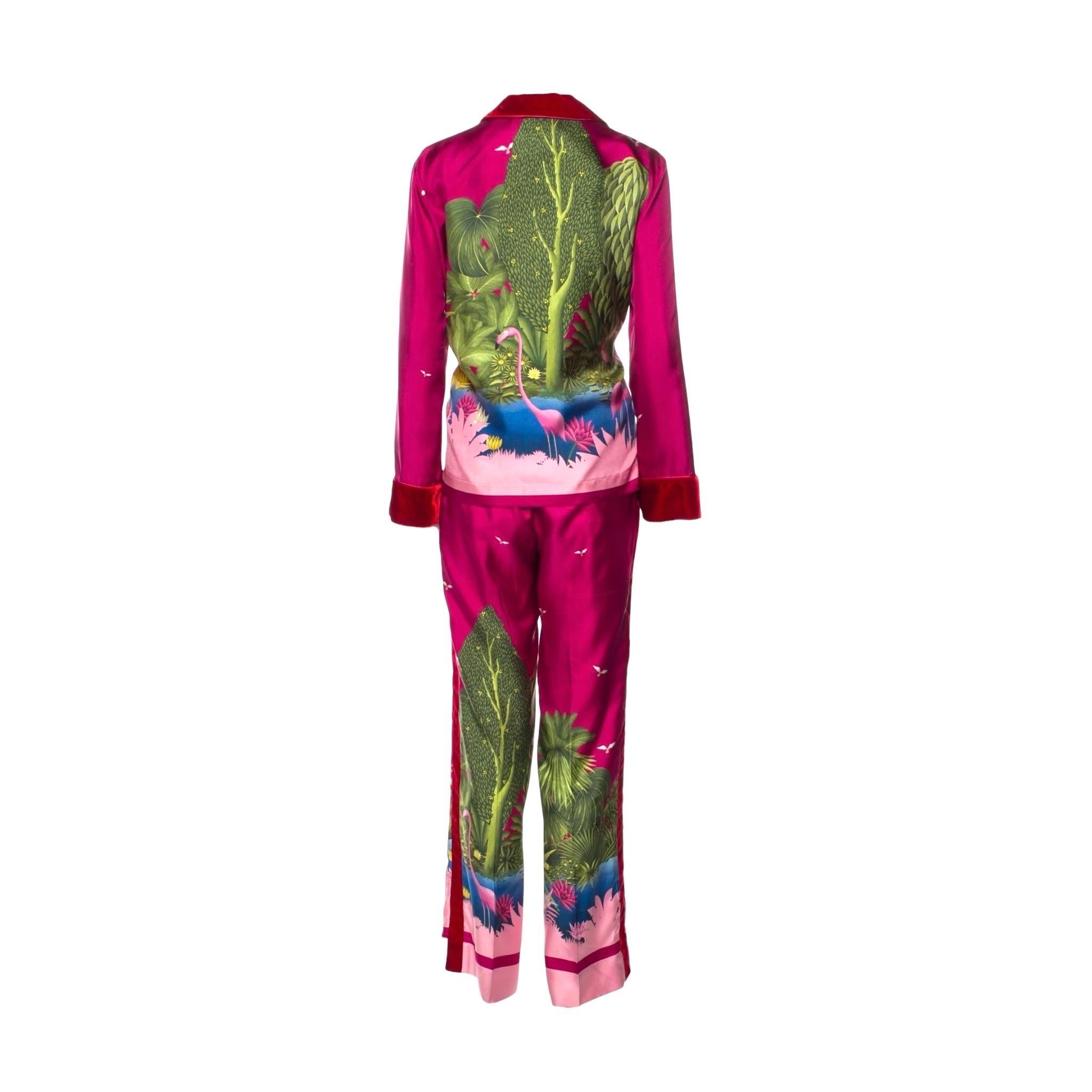 Uno splendido abito in seta disegnato da FOR RESTLESS SLEEPERS FRS.
Questo fantastico completo è composto da 2 pezzi -  giacca e pantaloni

Questa splendida giacca F.R.S. ha una vestibilità rilassata e crea un look elegante senza sforzo. Sogna climi