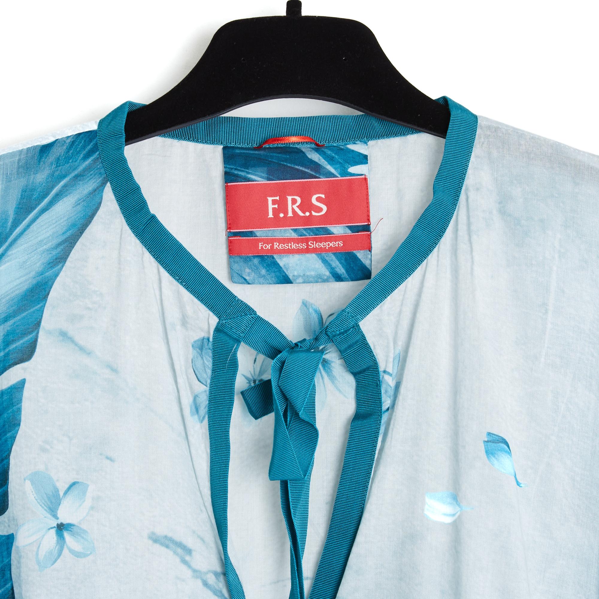 Abito stile caftano di F.R.S. for Restless Sleepers in voile di cotone con stampa floreale esotica nei toni del blu tendente al verde, bordato con gros grain verde coordinato su tutto il perimetro, collo a fessura rotondo chiuso da 2 lacci, su ogni