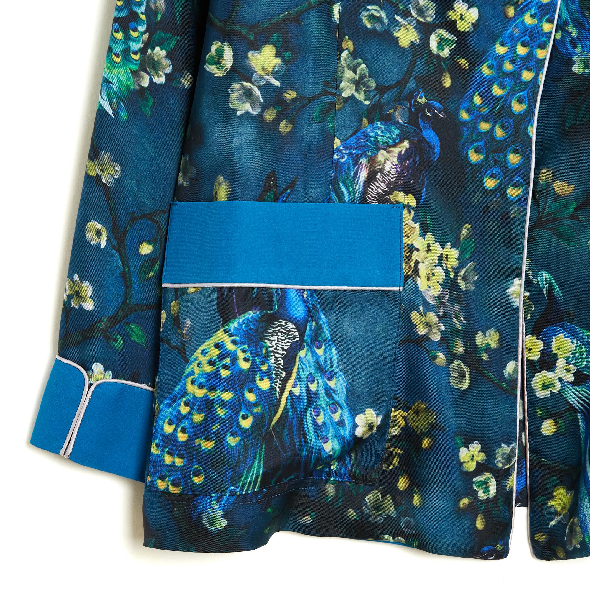 Top F.R.S For Restless Sleepers blusa de gran tamaño o chaqueta inspirada en un pijama, de sarga de seda verde azulada estampada con un motivo floral en tonos amarillos y verdes, ribeteada con una amplia solapa azul en contraste y ribetes crudos
