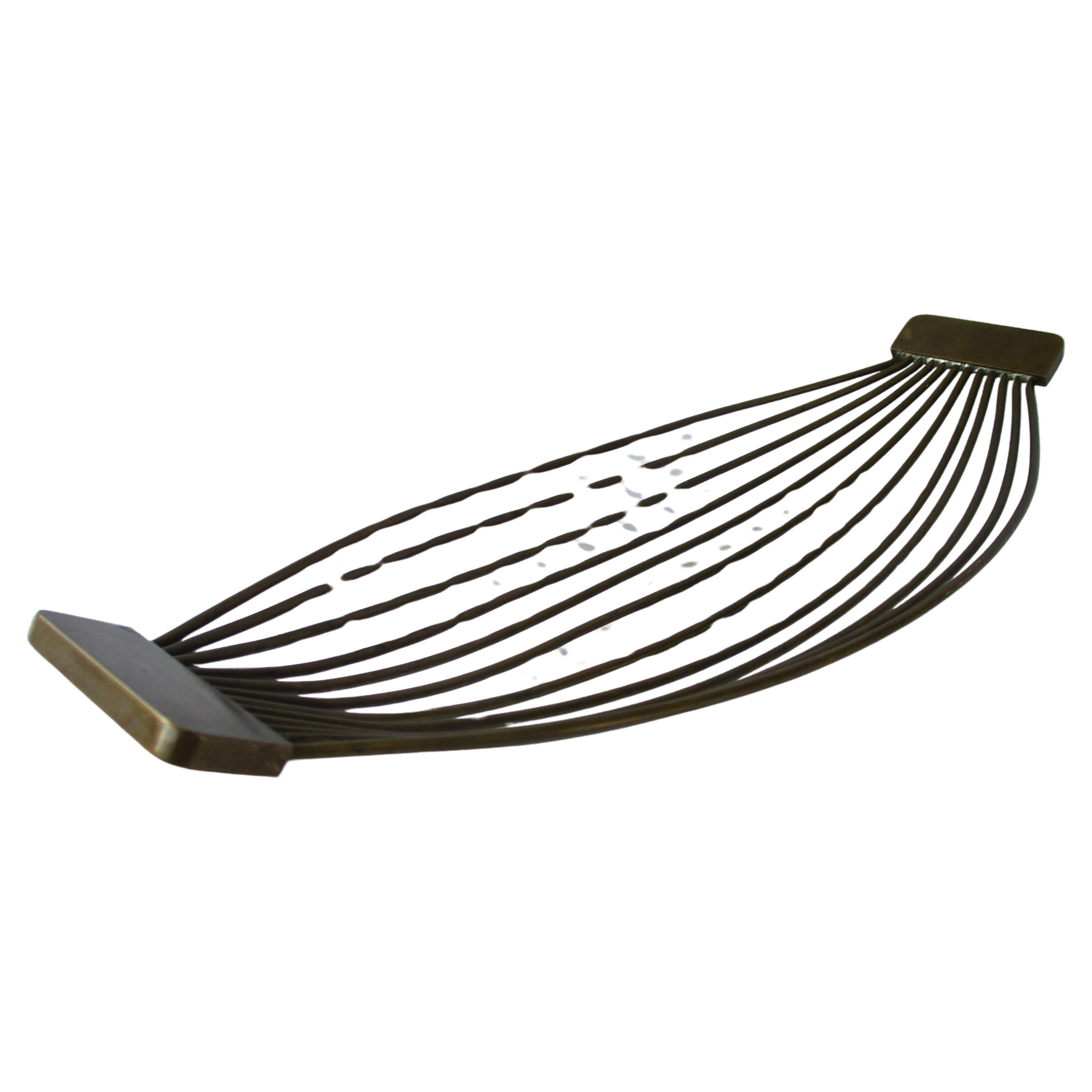 Panier en fil de laiton fabriqué dans le style de l'atelier de Carl Auböck à Vienne. Constitué de 12 morceaux de fil de laiton plié et soudé aux extrémités. Le panier présente de petites traces d'usure et une belle patine. 

Matériau :