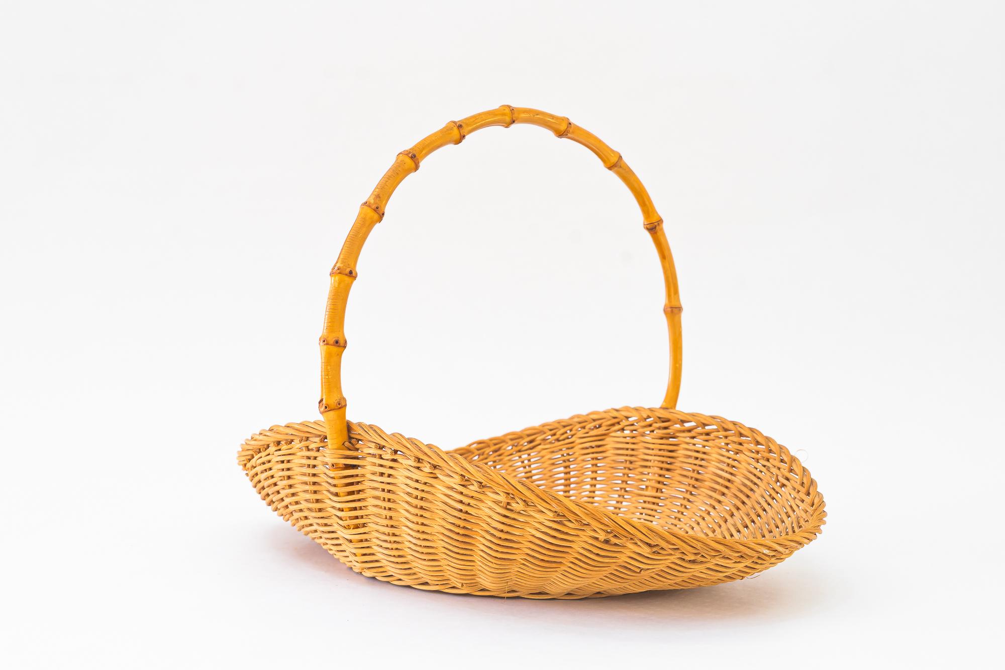 Fruit basket made of wicker and bamboo vienna around 1960s In Good Condition For Sale In Wien, AT