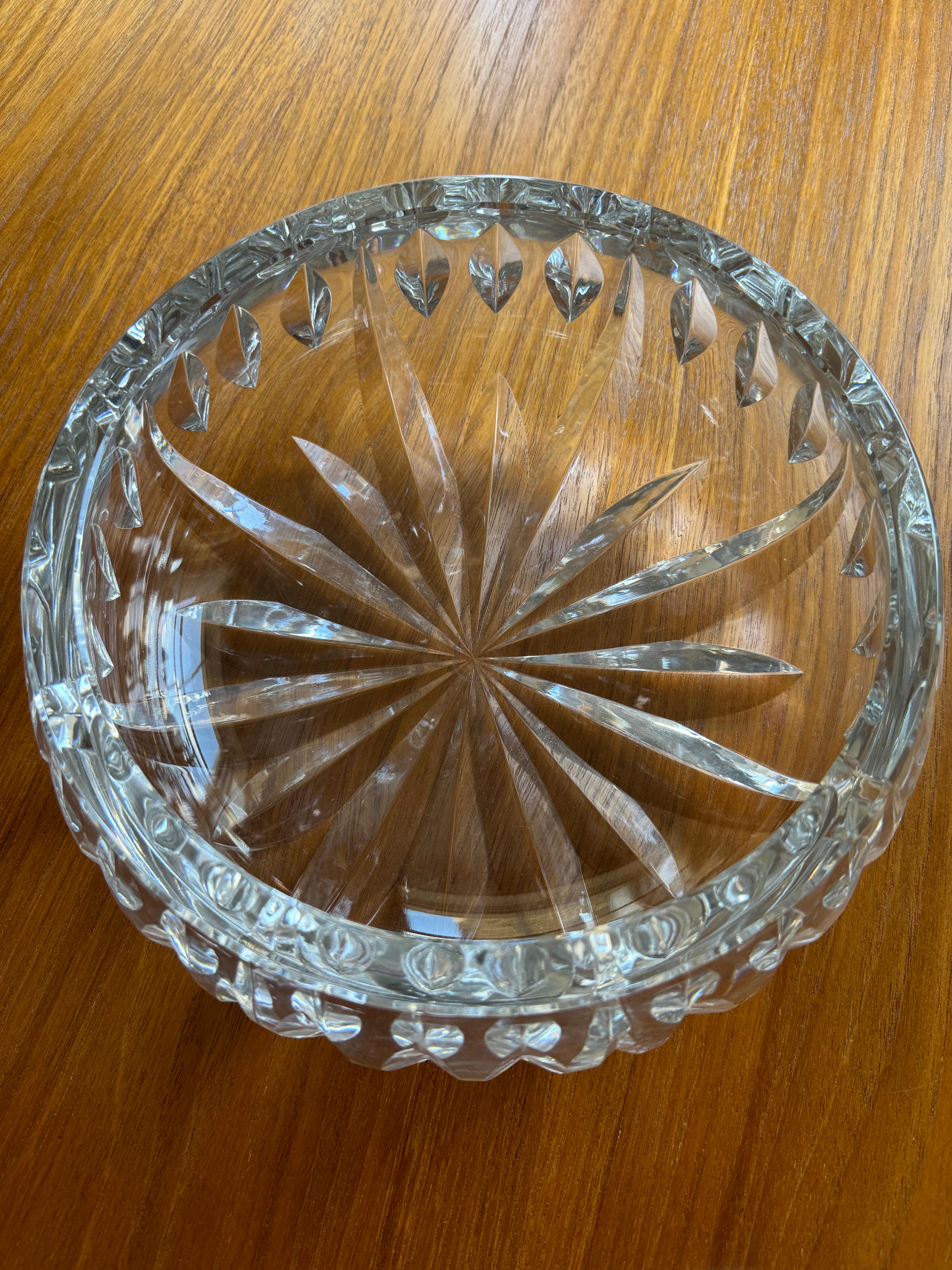 Maravilloso frutero grande de la fábrica de cristal Saint Louis de Francia. El cuenco está hecho de cristal pesado que le da un toque maravilloso. Es perfecto para utilizarlo o dejarlo sobre una mesa como decoración. 
El cuenco está en general en