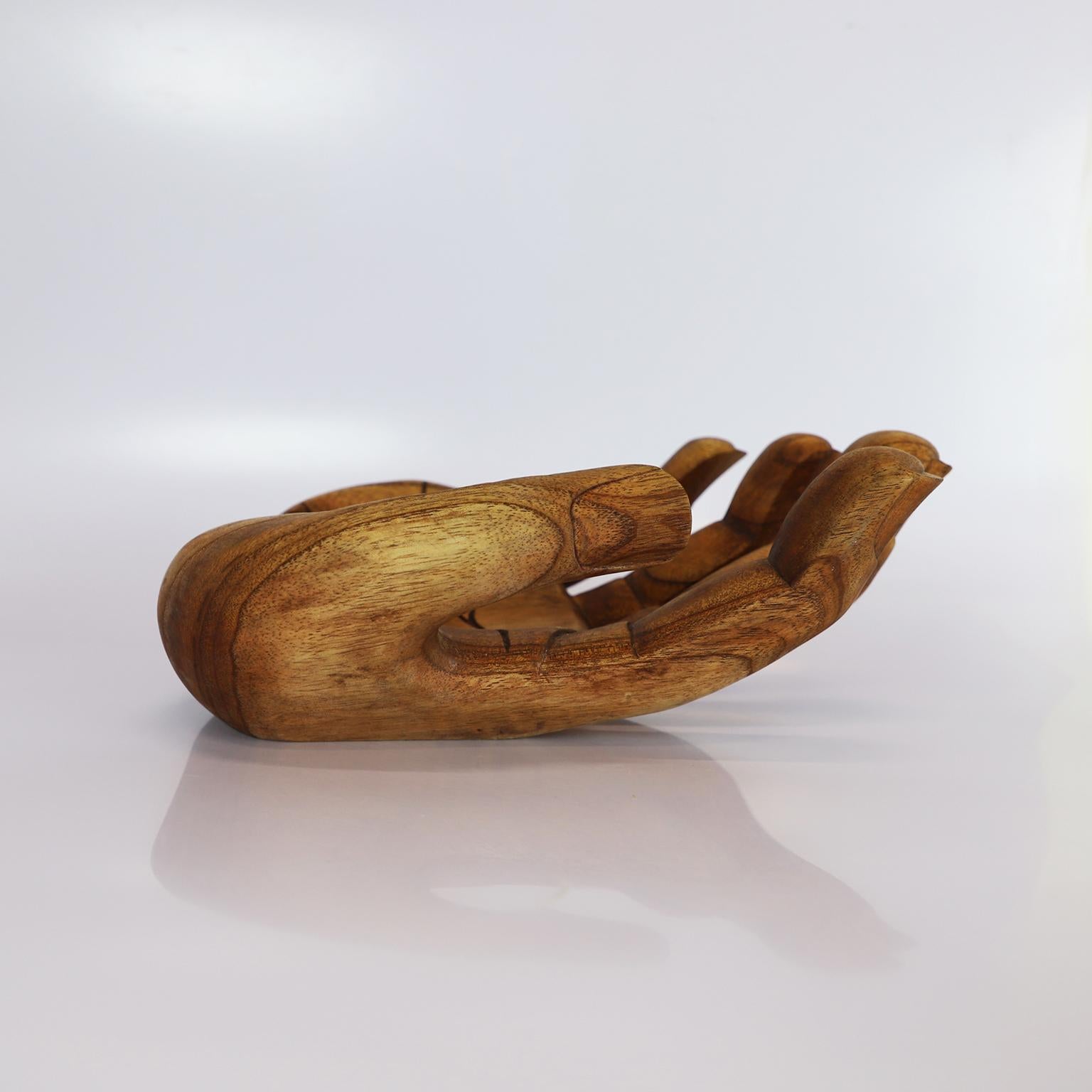 Alrededor de 1940. Te ofrecemos este Frutero Raro tallado en madera maciza en forma de mano, que puede tener múltiples usos.