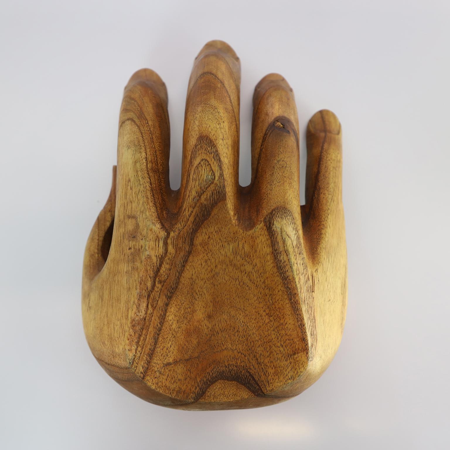 Frutero cavado sobre madera maciza en forma de mano Arte popular en venta