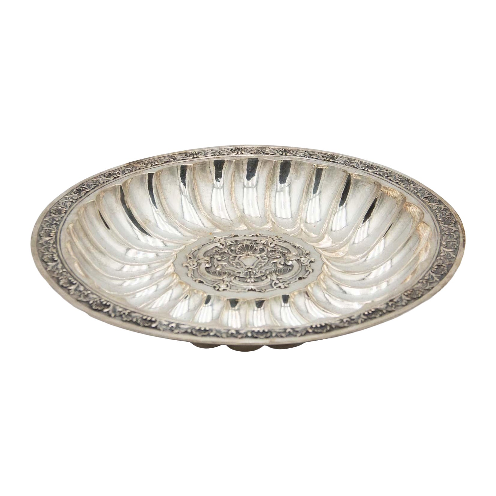 Fruit bowl centerpiece in concentric fluted silver