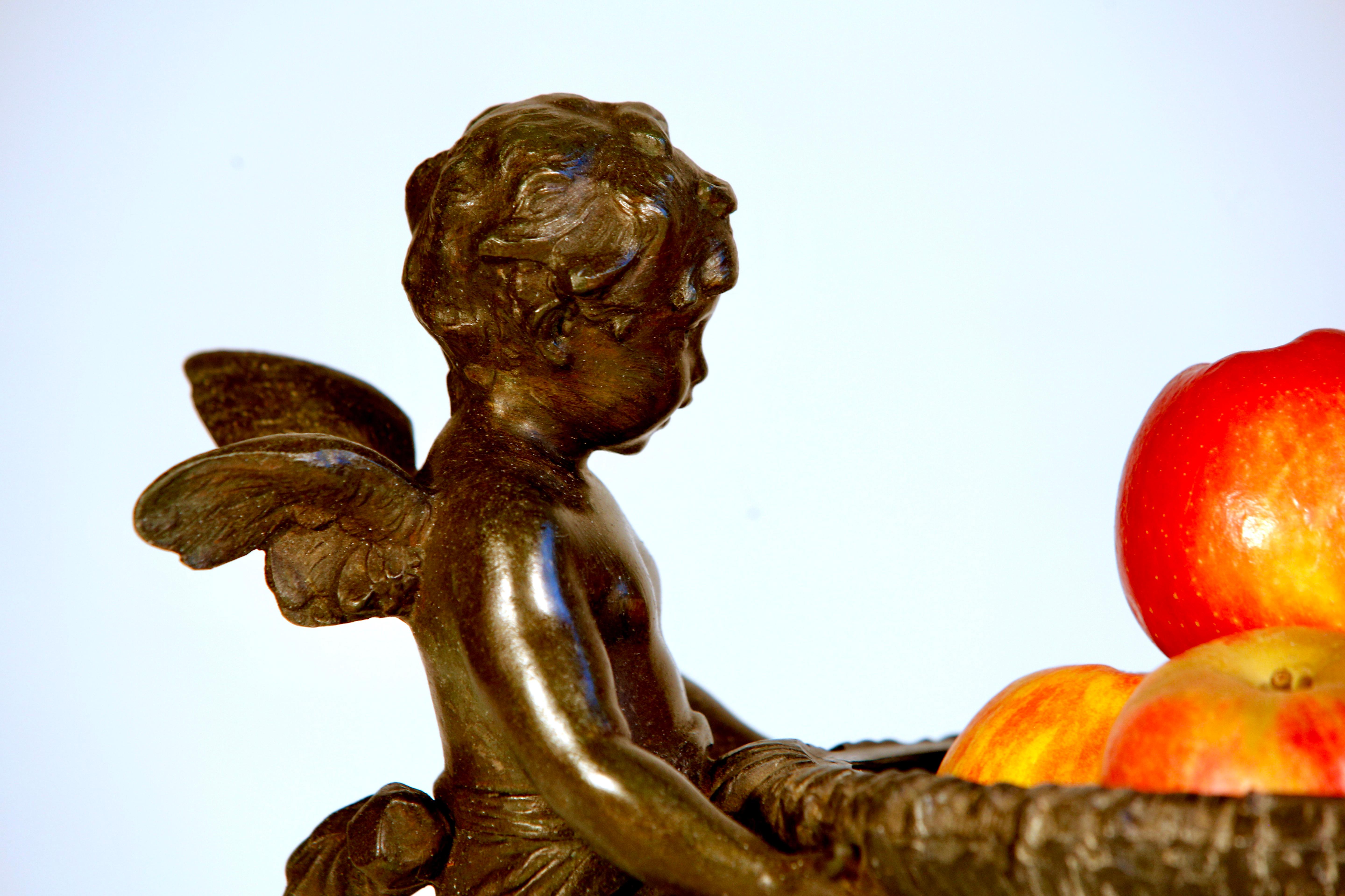 Obstschale Französisch patiniert Bronze geflügelte Cherub Mittelstück kreisförmig 

Ein dekorativer französischer, patinierter Bronzeaufsatz mit runder Schale, die von geflügelten, bronzenen Putten getragen wird. 


