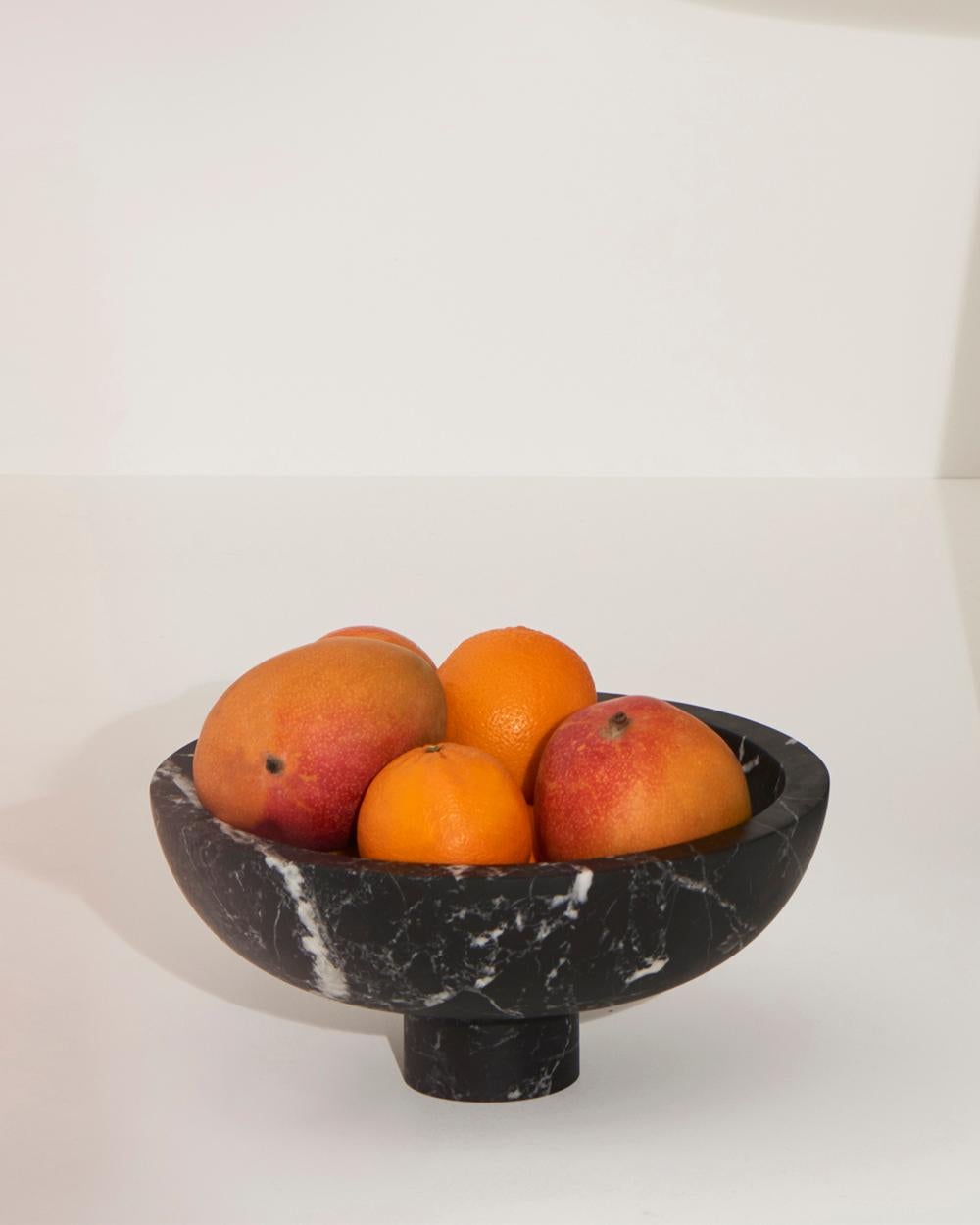 Inside Out Fruit Bowl en marbre noir Marquinia, conçu par la designer de renommée internationale Karen Chekerdjian - il est également disponible dans d'autres couleurs.
Elle fait partie de la Collection S'épanouir - tables et accessoires (coupes à