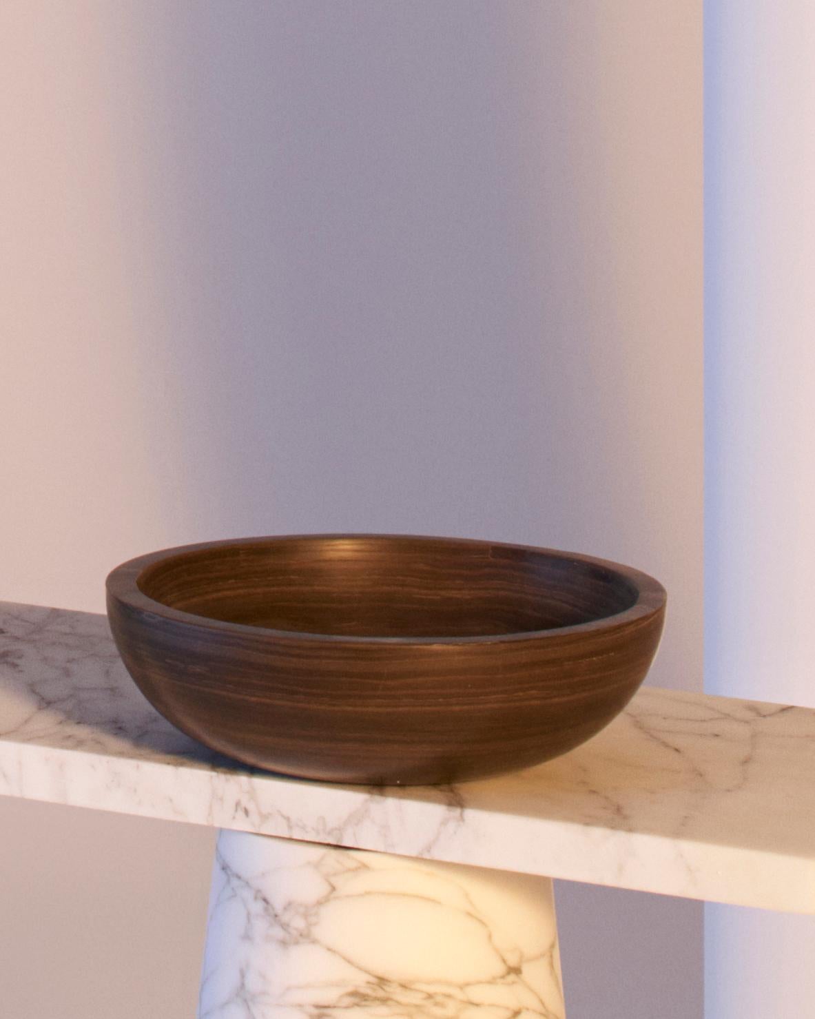 Inside Out Fruit Bowl en marbre Tobacco Brown, conçu par la designer de renommée internationale Karen Chekerdjian - il est également disponible dans d'autres couleurs.
Elle fait partie de la Collection S'épanouir - tables et accessoires (coupes à