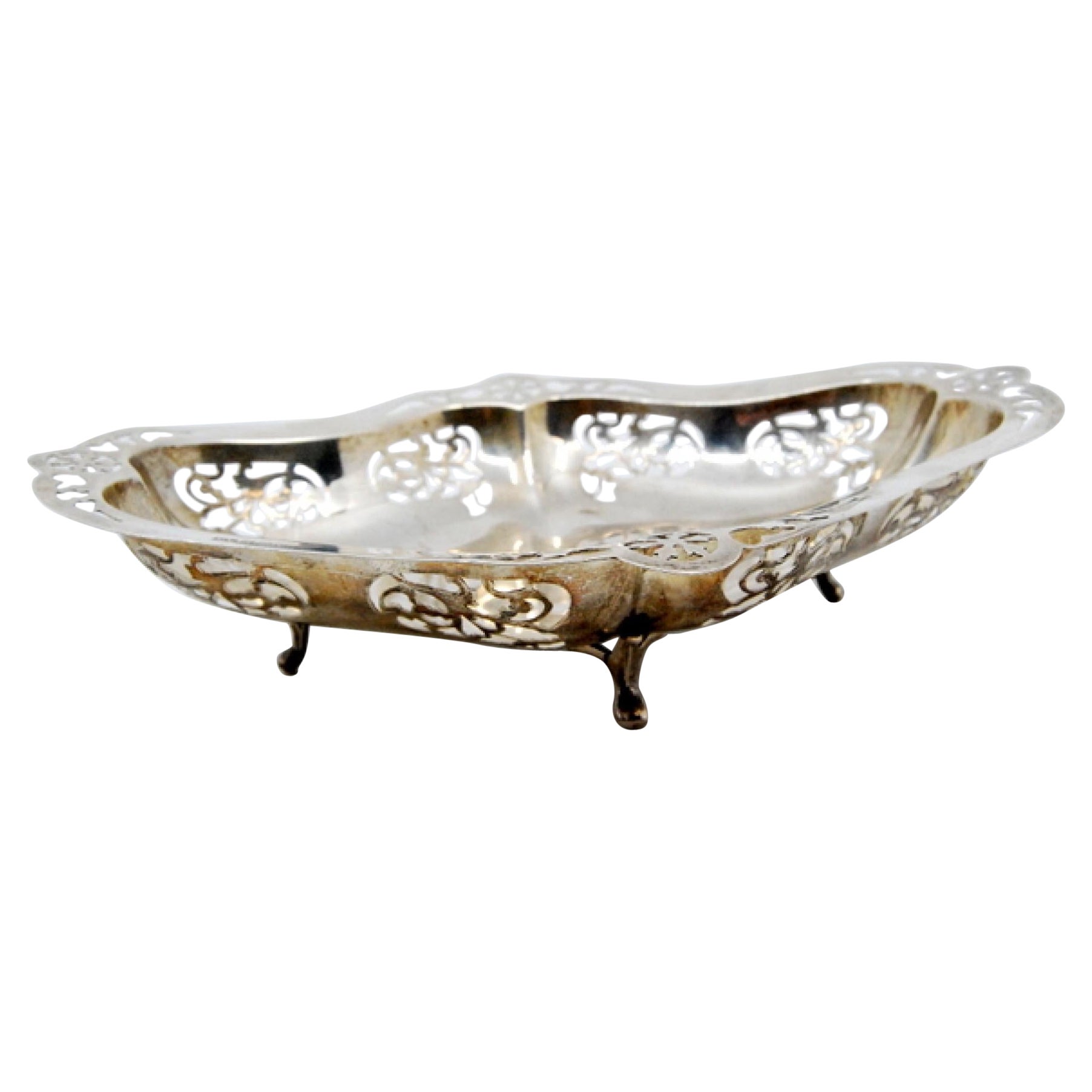 Fruttiera in argento tagliato e poggiante su quattro piedi lisci