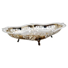 Fruttiera in argento tagliato e poggiante su quattro piedi lisci