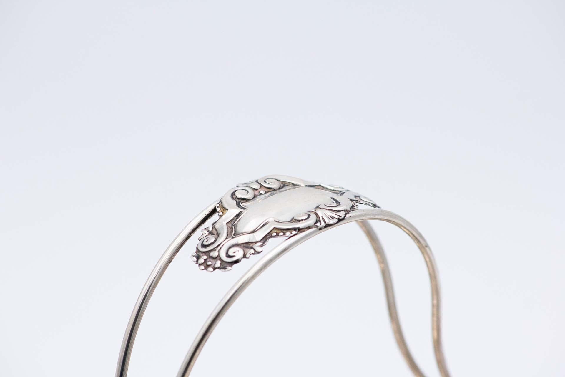 Description: Fruit bowl in embossed silver with double-wire mobile handle. Metal: Silver. Origin: Portuguese. Brand: javali II Title. Weight: 324.87 grams. Dimensions: 27.8cmx10.8cm. Content: 833/1000. Assay Mark: Yes, between 1887 and 1937.