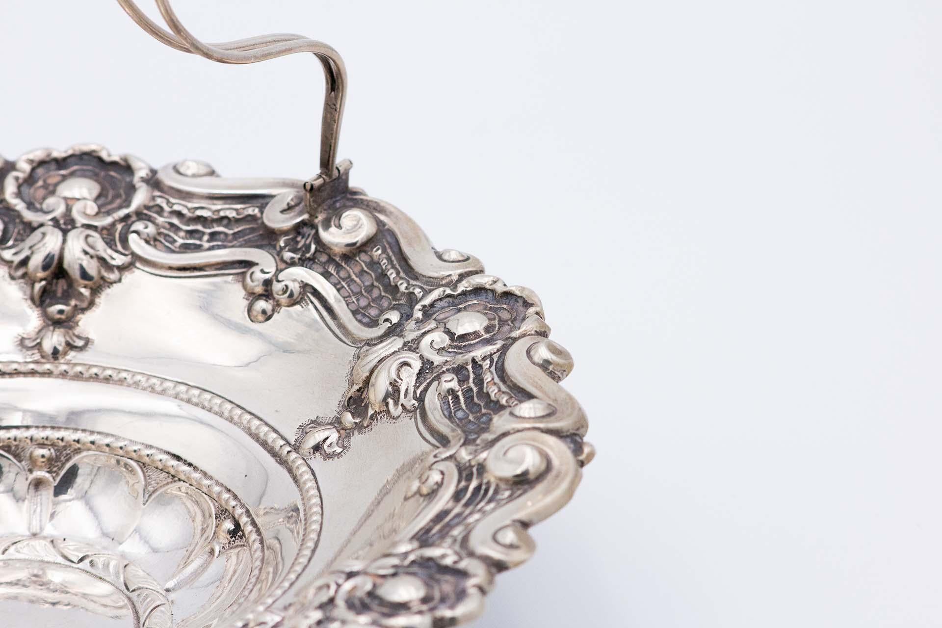 Europeo Fruit bowl in embossed silver with movable double-wire handle in vendita