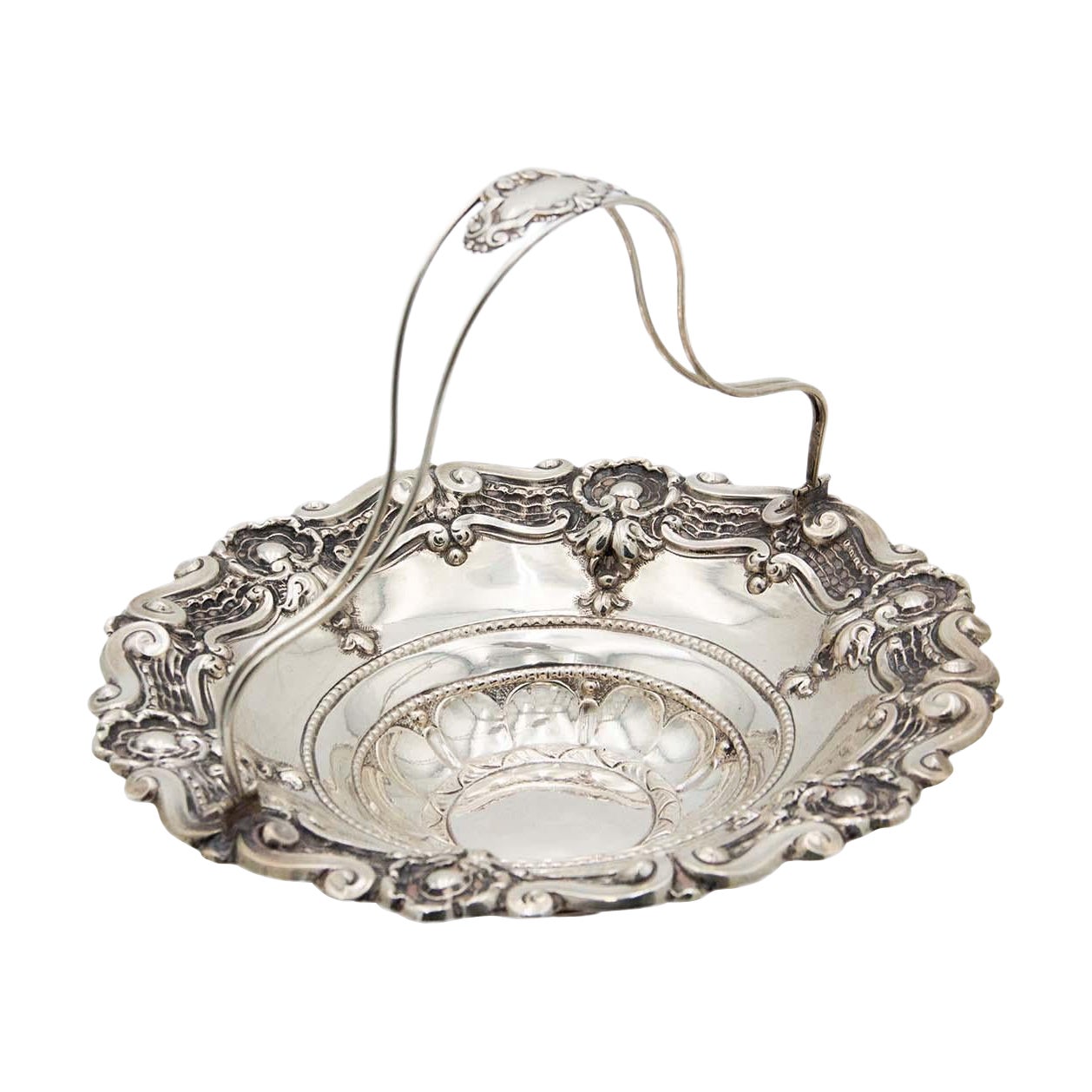 Fruit bowl in embossed silver with movable double-wire handle