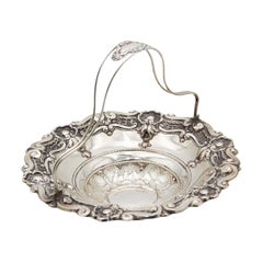 Fruit bowl in embossed silver with movable double-wire handle