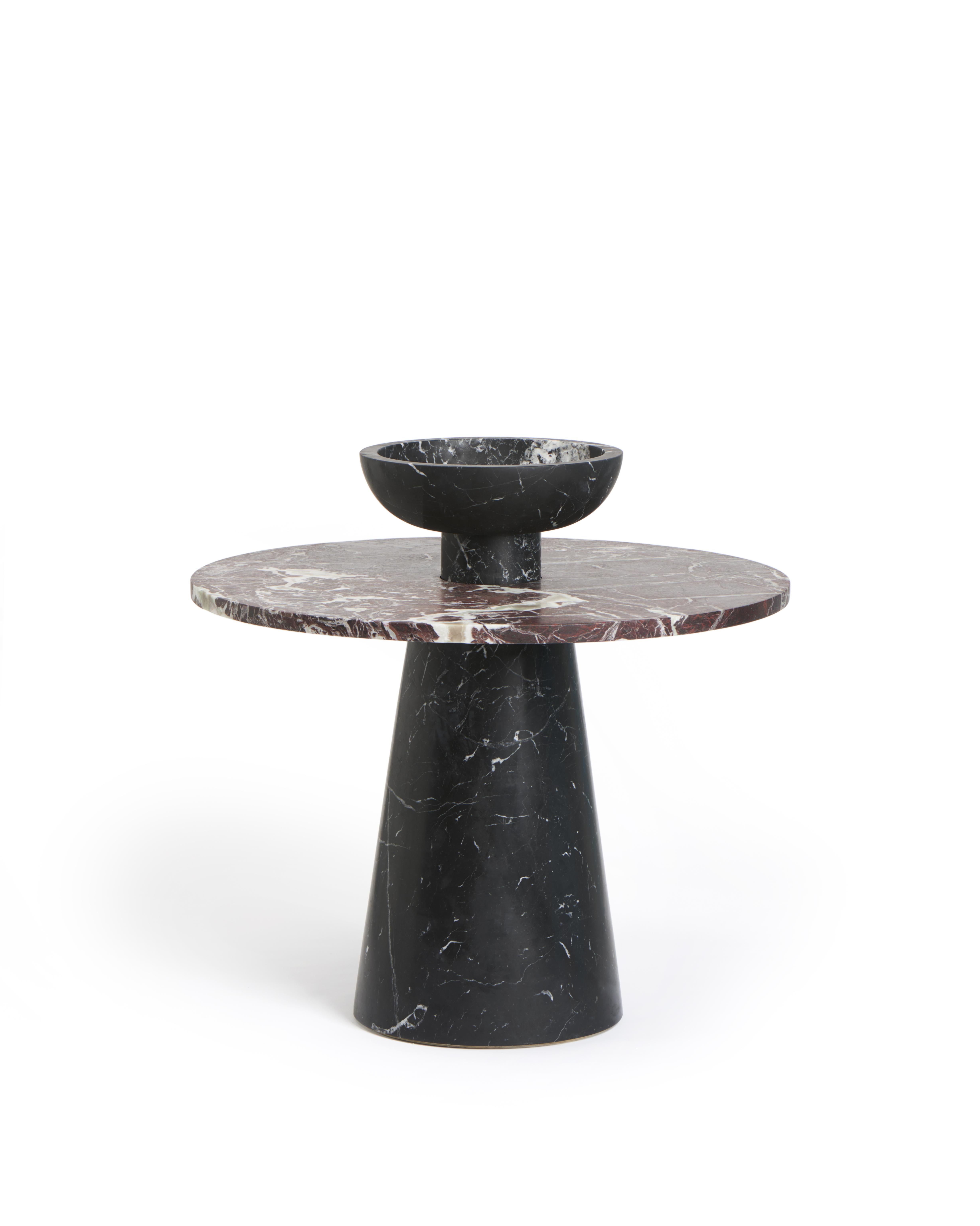 Inside Out Fruit Bowl en marbre noir Marquinia, conçu par la designer de renommée internationale Karen Chekerdjian - il est également disponible dans d'autres couleurs.
Elle fait partie de la Collection S'épanouir - tables et accessoires (coupes à