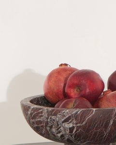 Nuova Fruttiera moderna in marmo rosso, creatore Karen Chekerdjian Stock