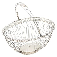 Fruit bowl in silver wire with a basket-shaped wire structure