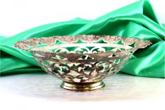 Fruit bowl in silver with floral motifs in relief on the edge and applications