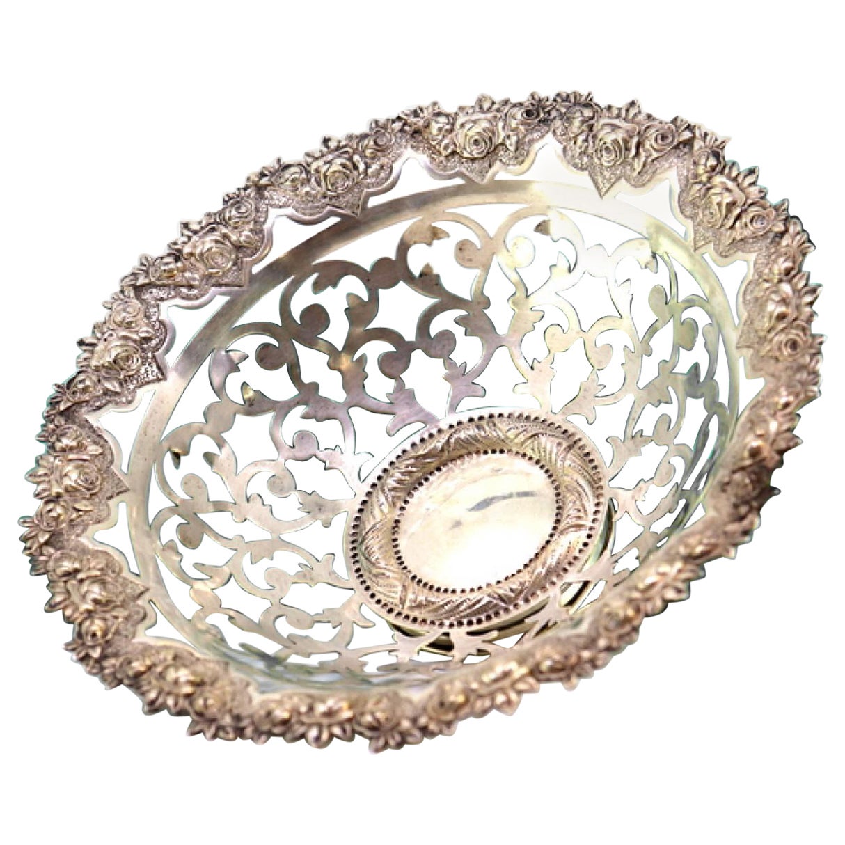 Fruit bowl in silver with floral motifs in relief on the edge and applications