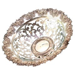 Fruit bowl in silver with floral motifs in relief on the edge and applications