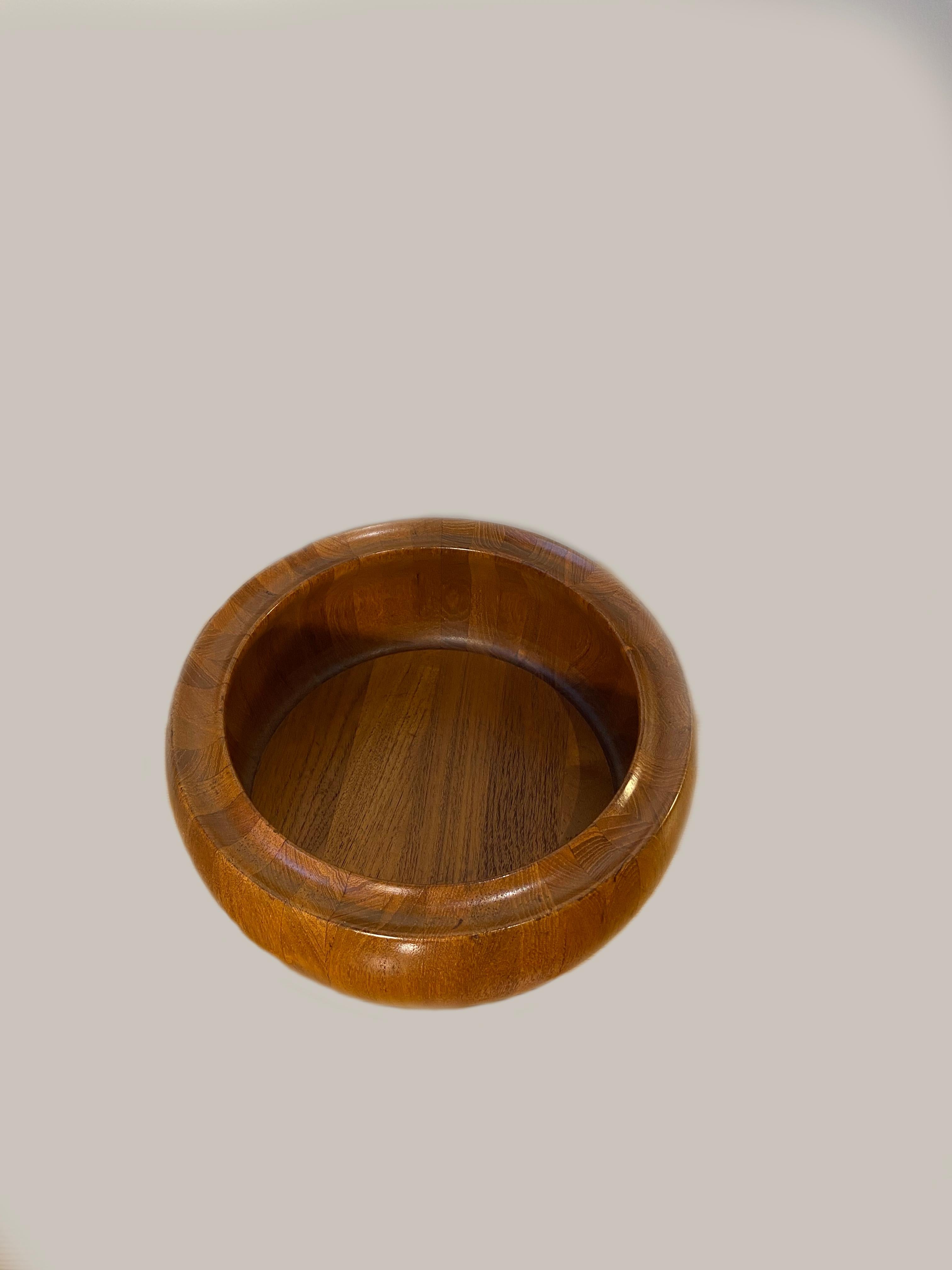 Fruit bowl in teak from the 1960s, designed and produced by the Danish tableware company Digsmed, 25 x 11 cm, very beautiful shades of wood, can also serve as a decorative bowl or Vide-Poche.