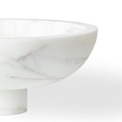 Nuova Fruttiera moderna in marmo bianco, Creatore Karen Chekerdjian Stock