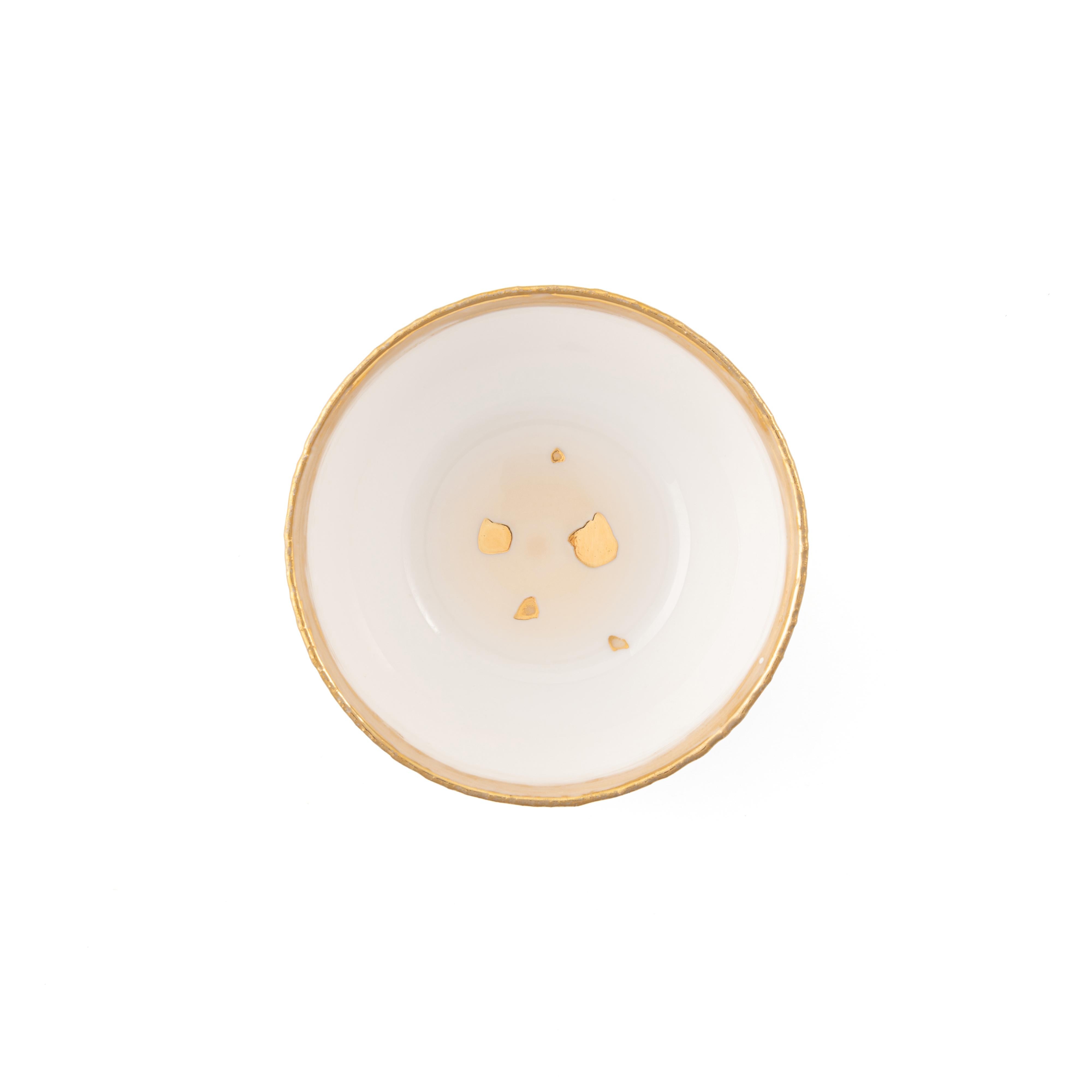 Michelangelo Bianco is an elegant tableware ideally suited for formal occasions and intimate events. Plates are decorated with a light beige enamel at the center. They feature a new, exclusive golden edge with a precious, slightly rough feeling at